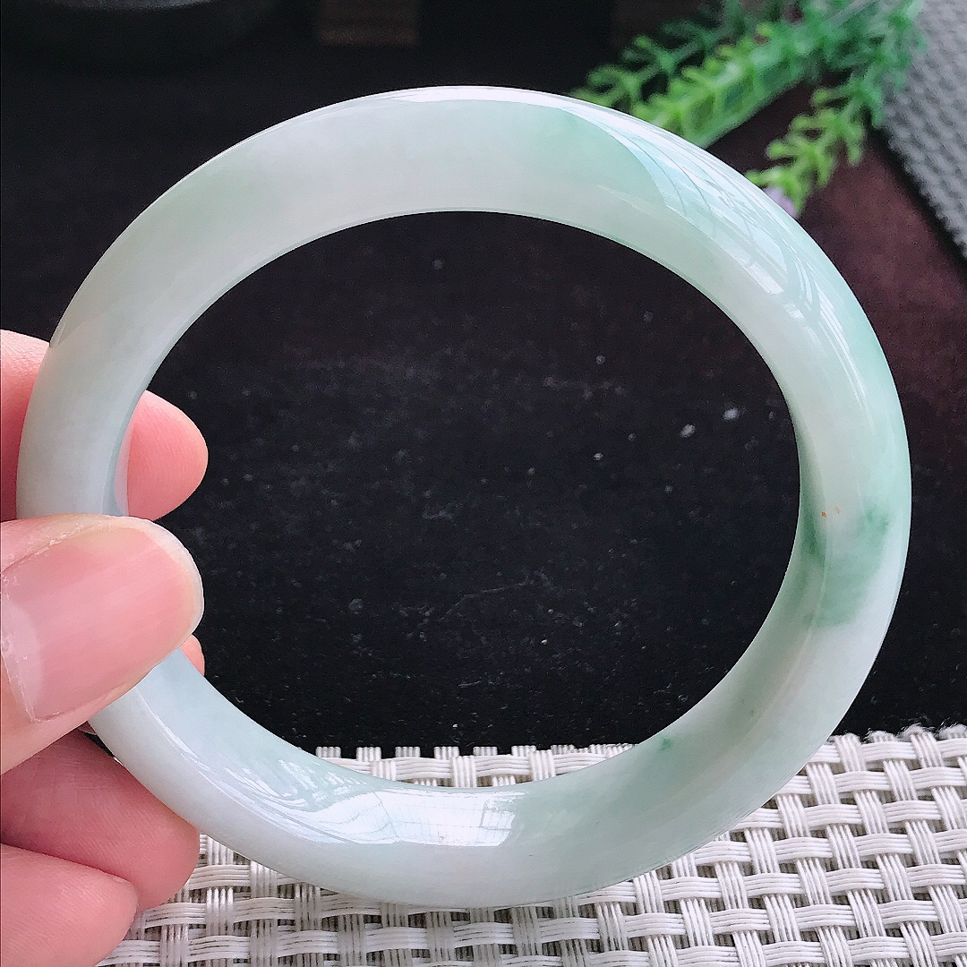 实拍A货翡翠60.5/13.8/9.3大圈口精美温润飘花手镯宽边玉镯平安镯百搭