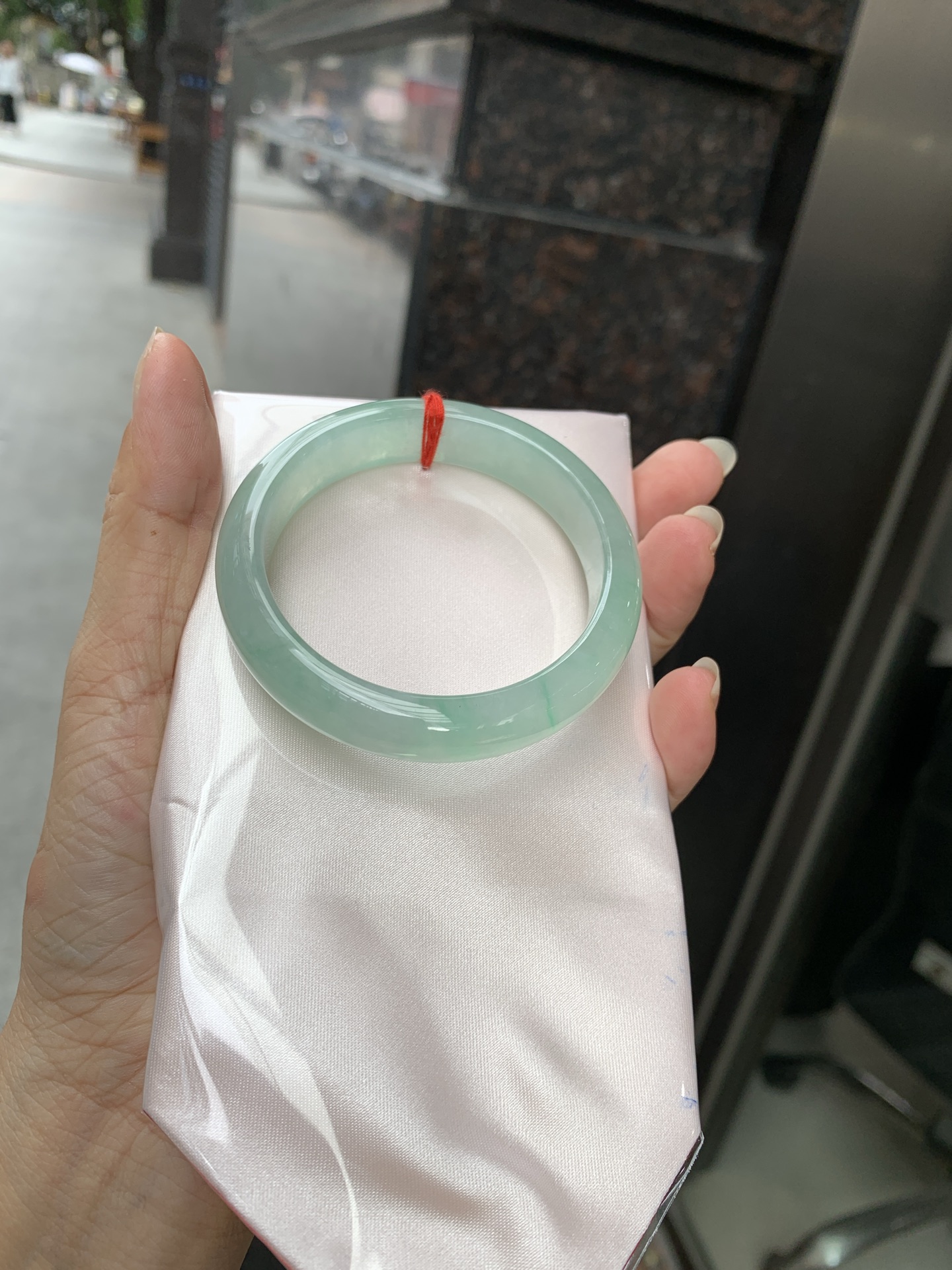 冰晴飘绿正圈,51.8-7.1-12,0801-SJ-131,无裂,底妆水润细腻，满圈晴绿底色飘绿花，鲜艳得像新冒头的嫩芽，灵动清新，即柔和又充满生机