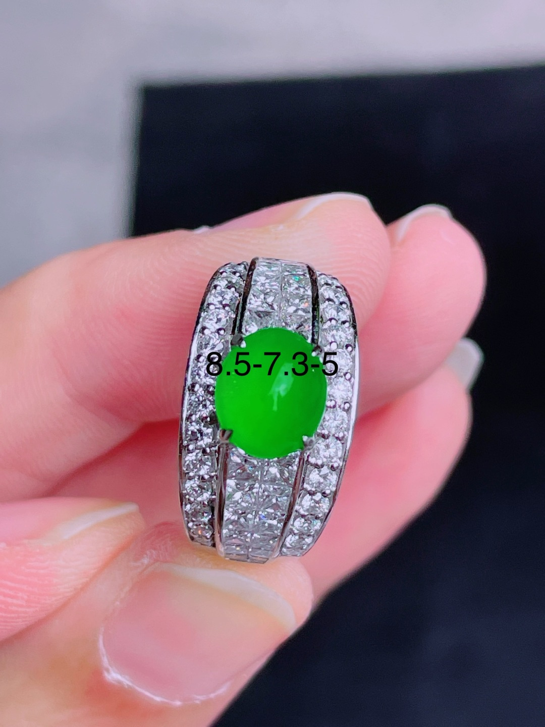 高冰绿蛋面戒指 晶莹剔透，新颖时尚，品相，5-7.3-5