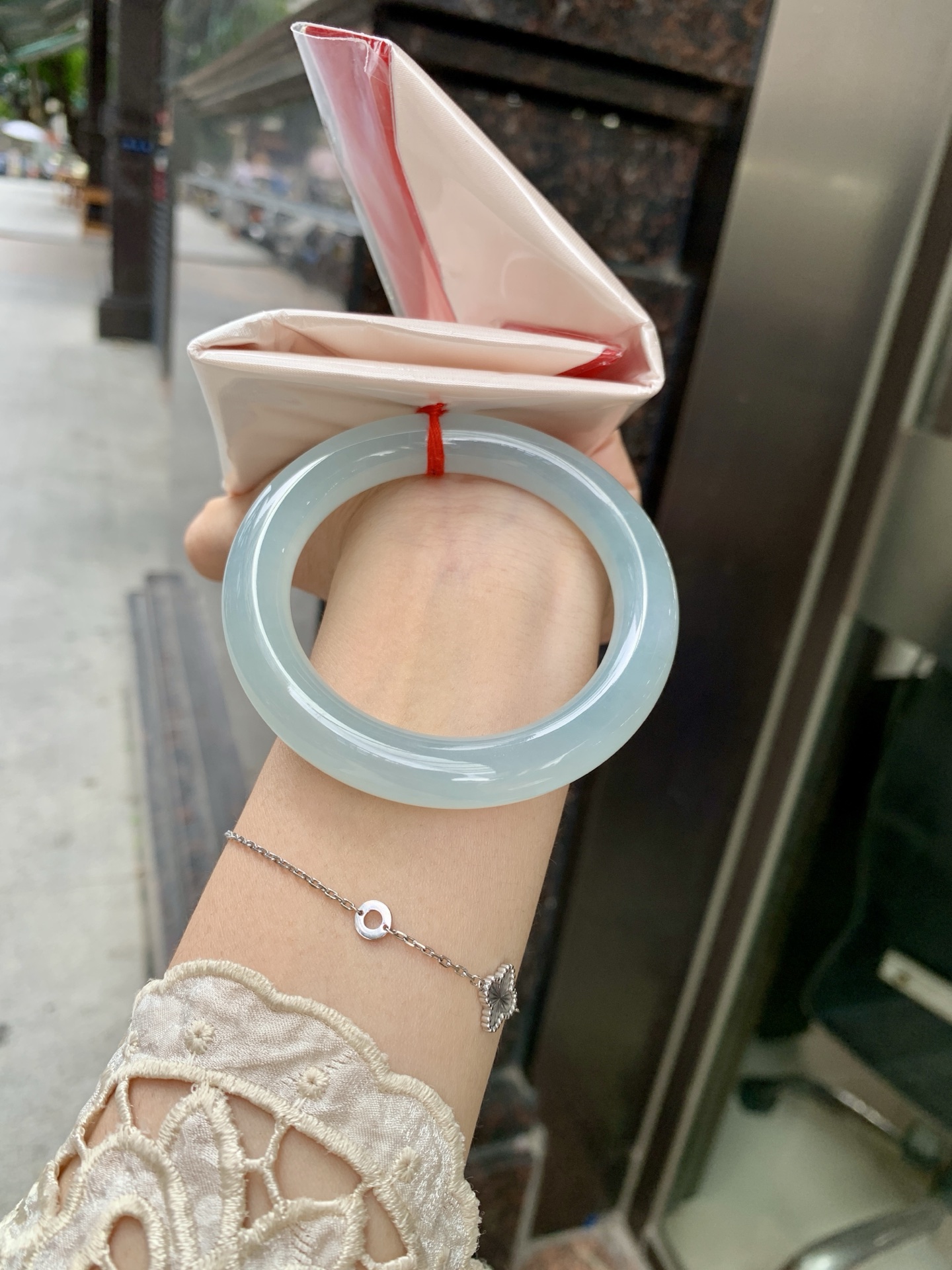 冰蓝圆条，0801-N1261，无裂，底妆胶润细腻，千变万化的冰晴蓝底色，拥有海的颜色，却散发着星空的光芒，这是一只来自冰川蓝的清冷气质仙女镯。