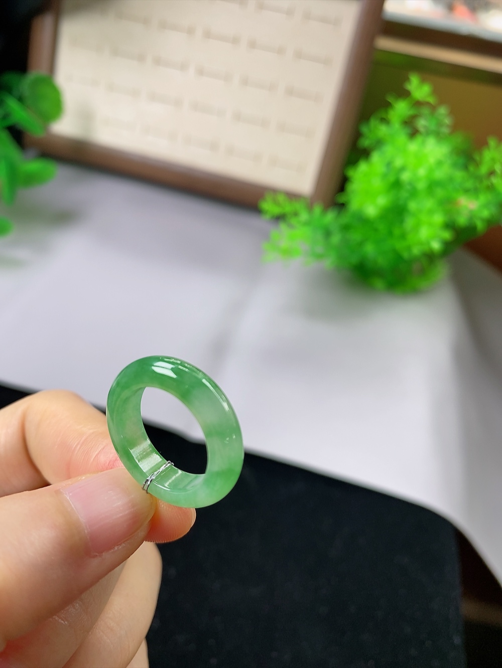 冰飘绿戒指，无裂，内径尺寸16.2-5.3-3.8mm,11号手寸，731tggx