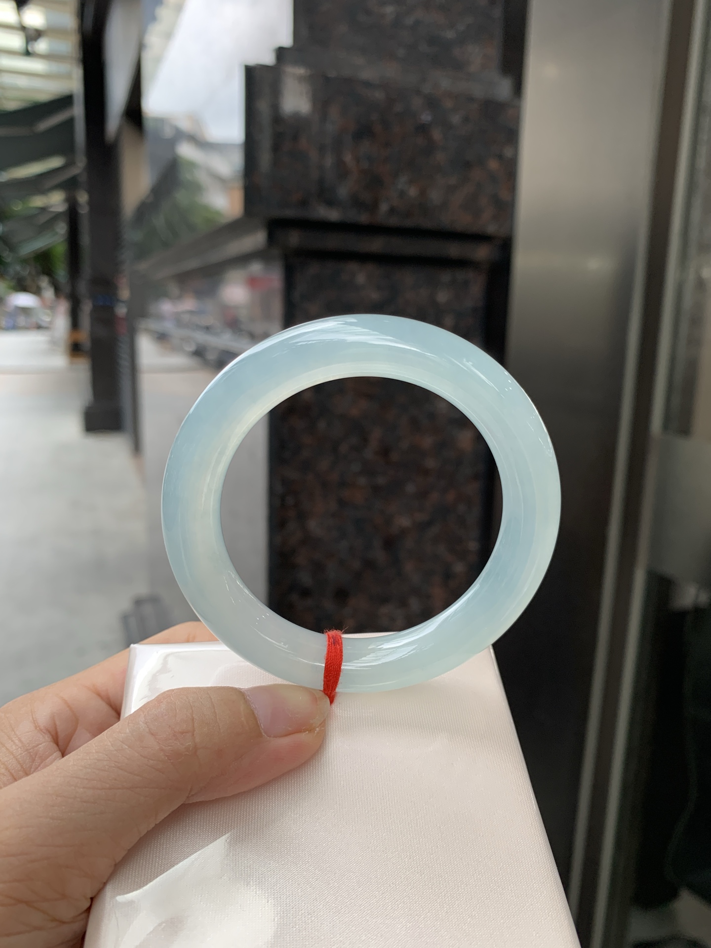 冰蓝圆条，0801-N1261，无裂，底妆胶润细腻，千变万化的冰晴蓝底色，拥有海的颜色，却散发着星空的光芒，这是一只来自冰川蓝的清冷气质仙女镯。
