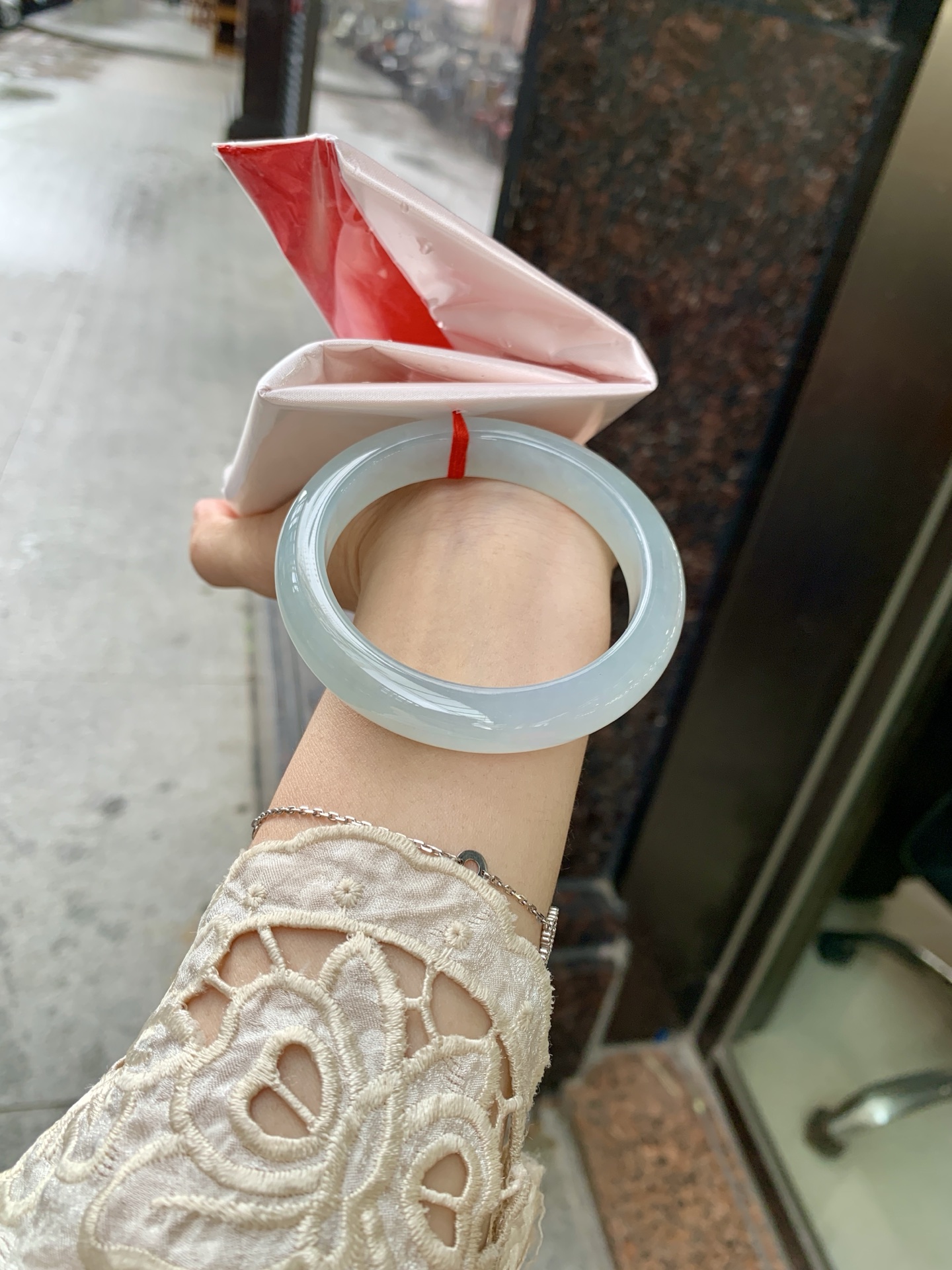 冰蓝正圈, 0801-N1281-4, 无裂，底妆胶润细腻，千变万化的冰晴蓝底色，拥有海的颜色，却散发着星空的光芒，这是一只来自冰川蓝的清冷气质仙女镯。