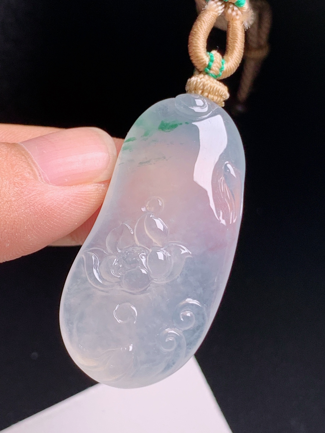 高冰飘花荷花吊坠，雕工灵动花色飘逸，清雅脱俗禅意悠然