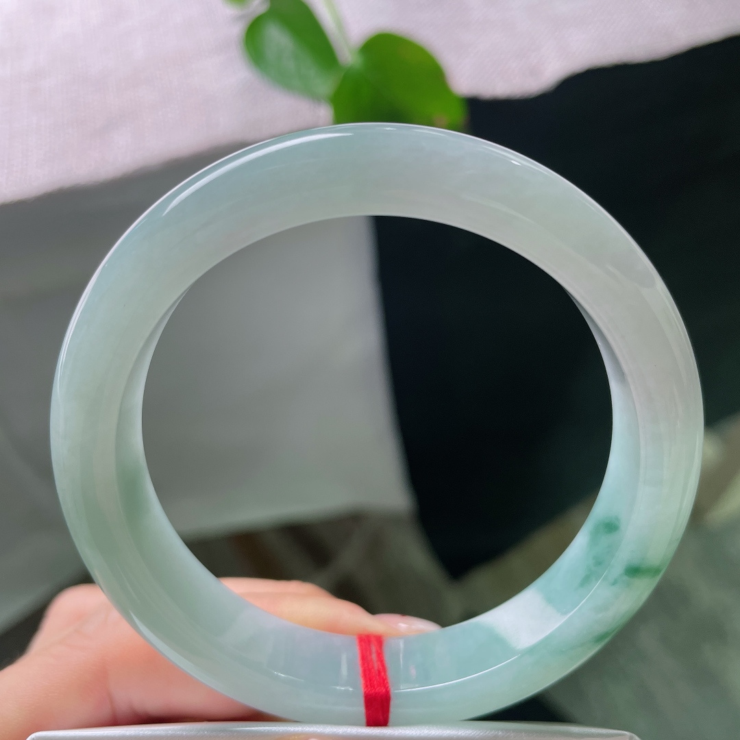 58.2/12/9，飘花正圈，无裂，浅玉浸晴光，碧丝卧环底。一抹飘花徐徐舒展，腕间清风，恬淡自在。s