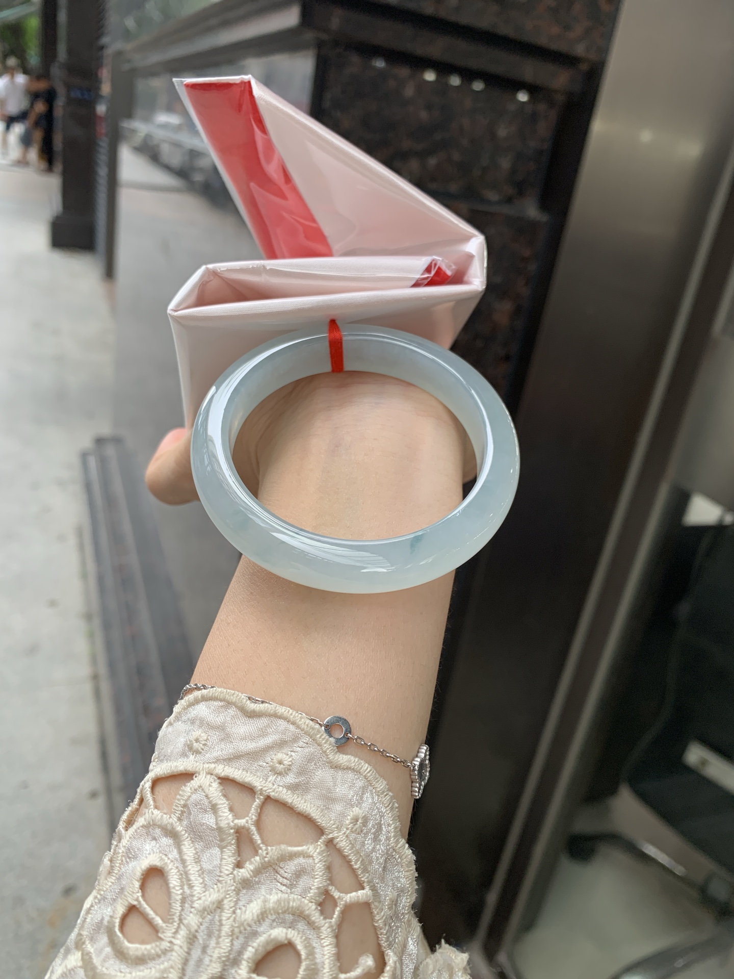 冰蓝飘花正圈, 55.6-7.9-11, 0801-N1281-3, 无裂，底妆冰润细腻，碎花灵动像是被风吹散的蓝墨水，恰似春夜星河落入腕间🪸