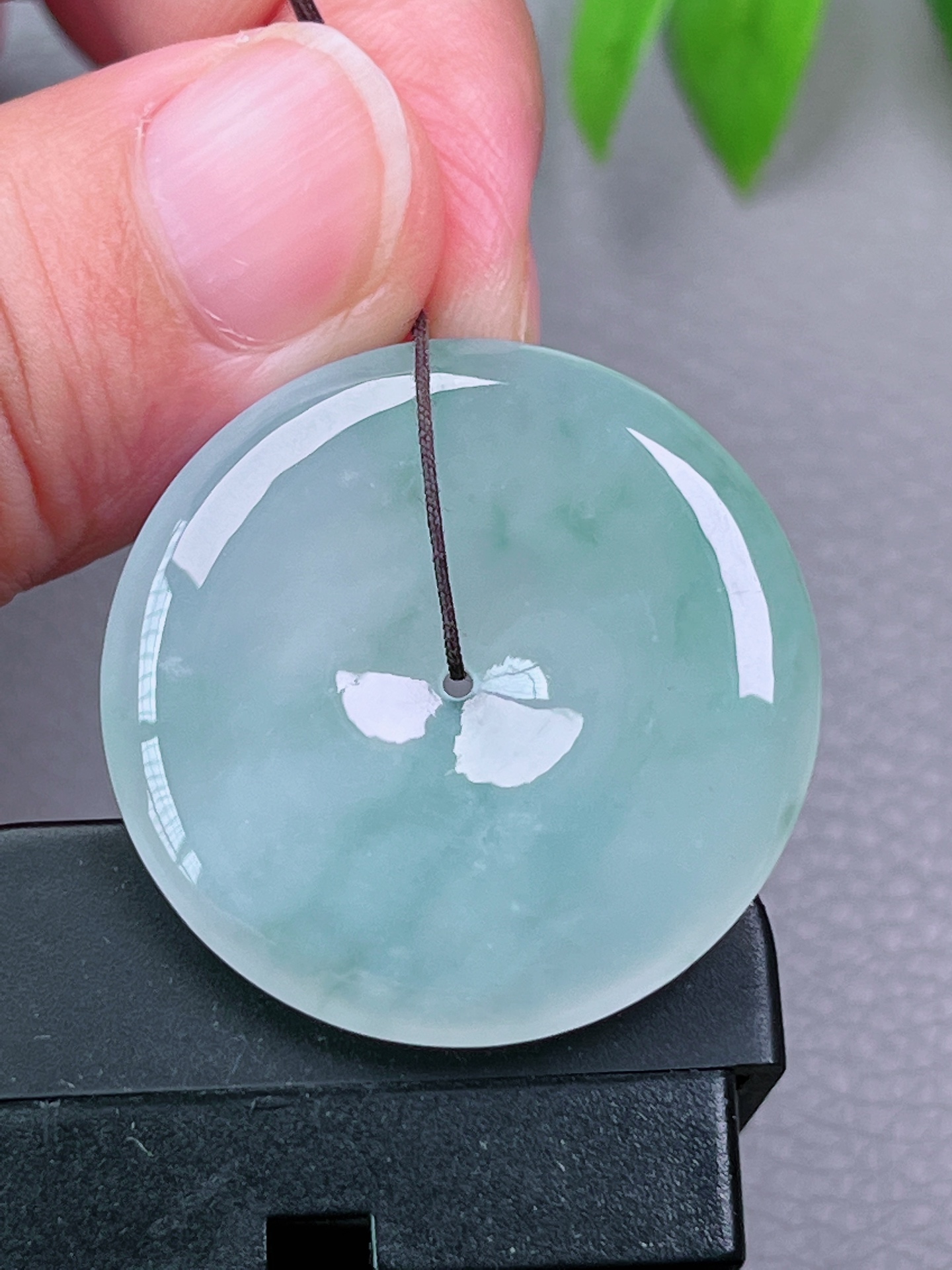 冰种平安扣，无裂，油洁，冰透水润，起荧光，尺寸：32.7-5.3