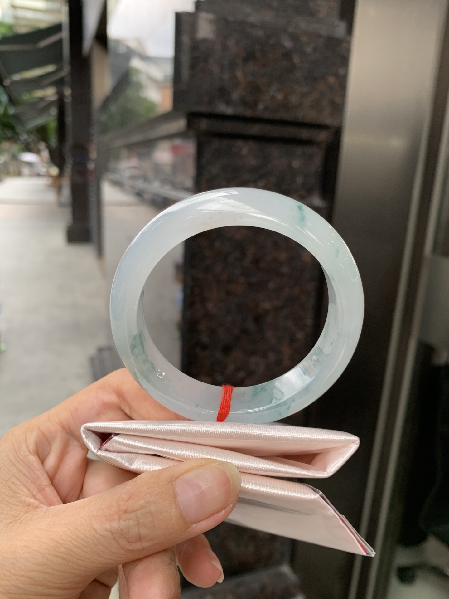 冰飘花正圈，打灯纹裂，不扣，底妆冰润细腻，冰底中开出了一朵兰花，飘花灵动飘逸，勾勒出一幅唯美诗意的山水意境画，古典优雅又秀气