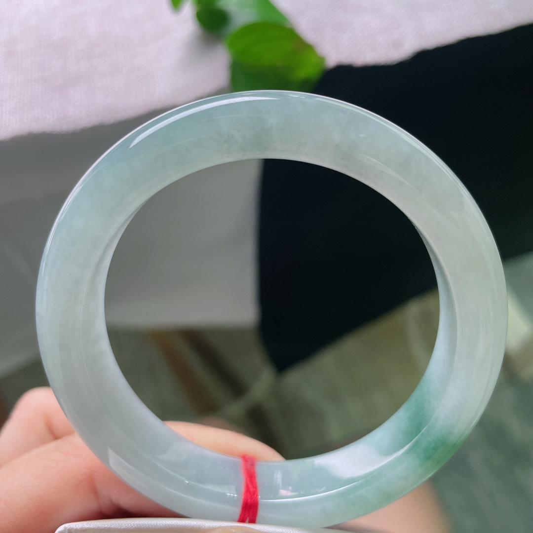 57.7/12.8/9.4，飘花正圈，无裂，素玉藏着一汪清浅冰湖，一缕翠意静卧镯底，似远山含黛，玉面