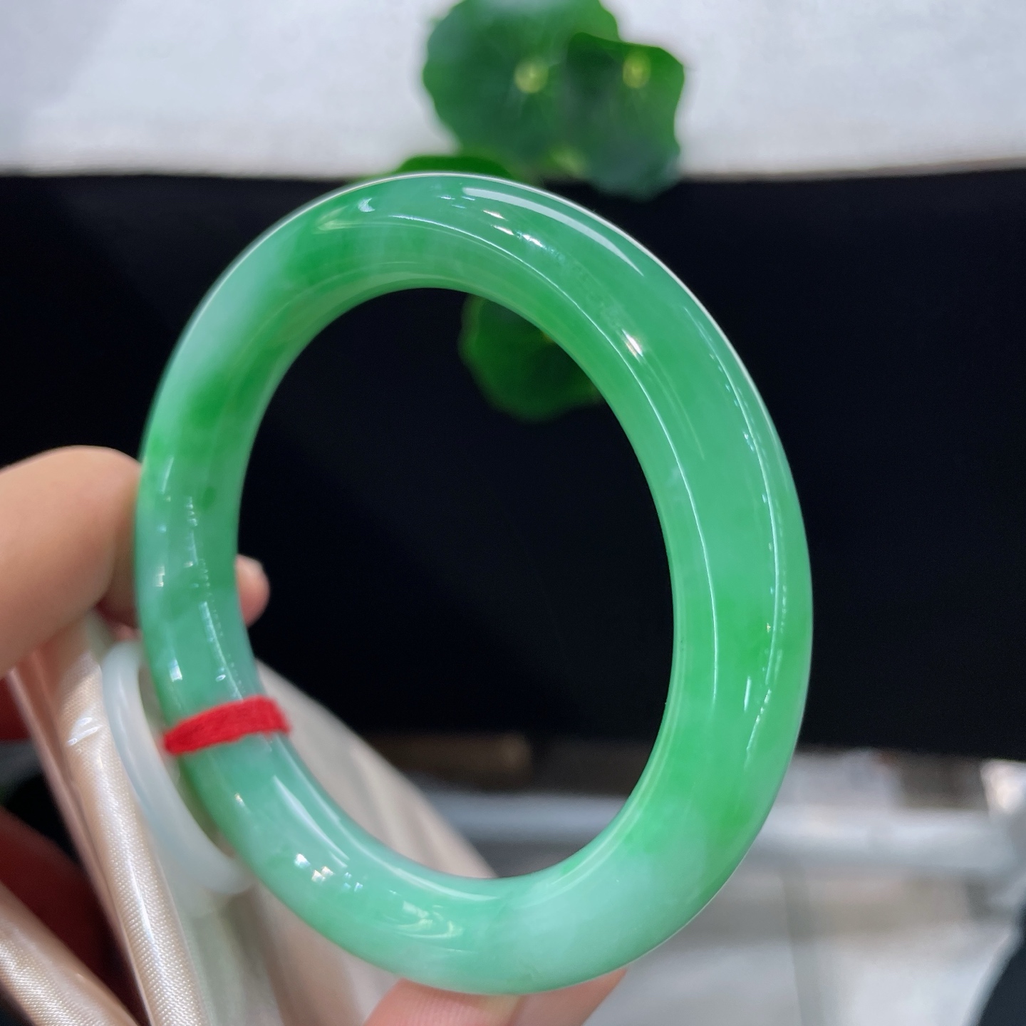 圈口54.8/10.8/9.8，满绿圆条，正圈56/57可戴，仿若春潭漾翠，质地澄澈。满圈鲜翠温润交融，色泽浓艳。无裂。