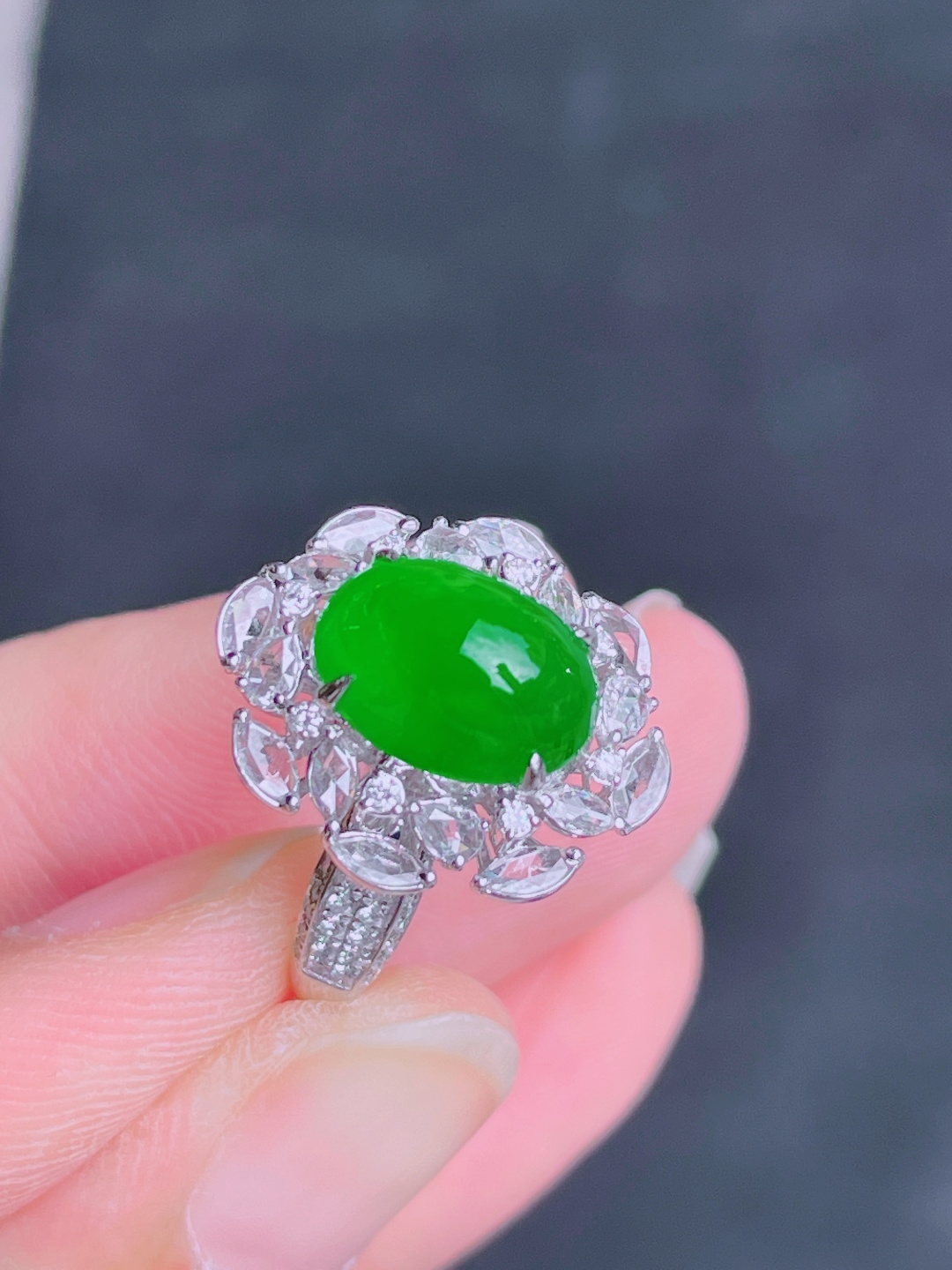 高冰绿蛋面戒指 晶莹剔透，新颖时尚，品相，11.3-8.5-5