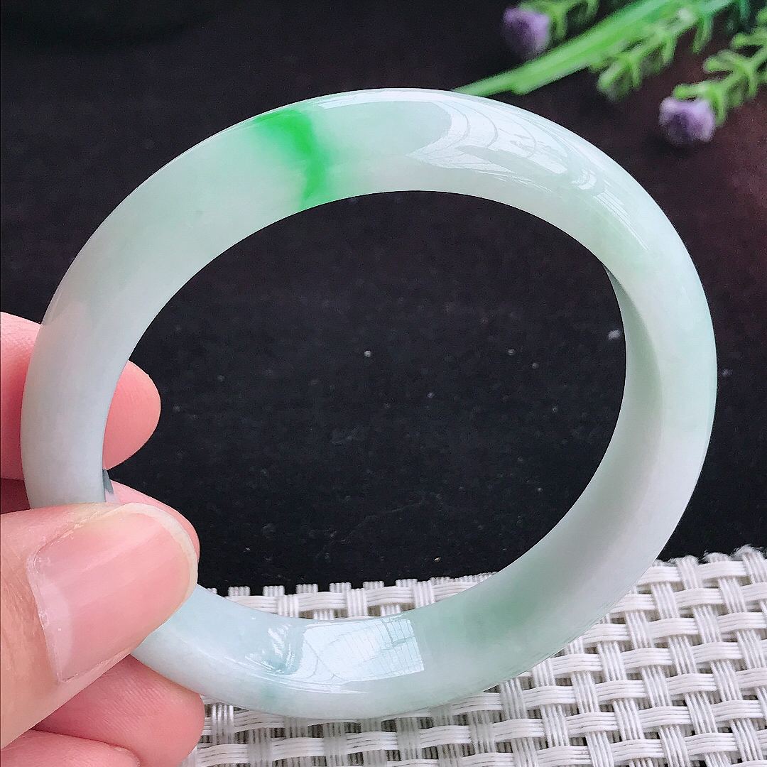 实拍A货翡翠56.5/13.3/8老坑精美温润飘阳绿手镯宽边玉镯平安镯百搭