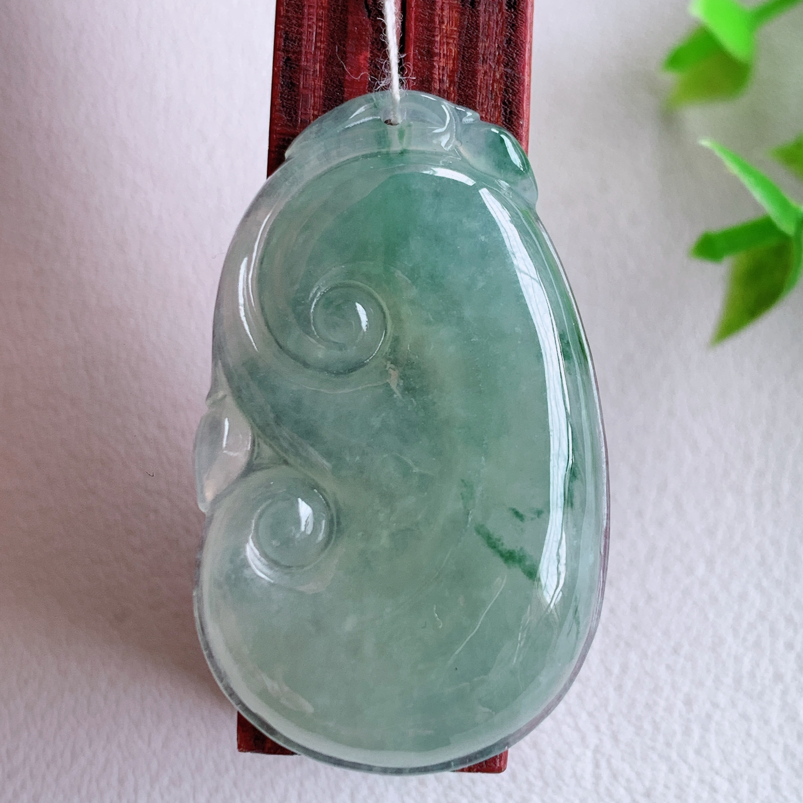 冰润飘花吉祥如意翡翠吊坠  寓意“万事如意，吉祥如意,福寿绵长 心想事成”饱满大气，通透水润  W415.31  尺寸：36.5-22-6mm