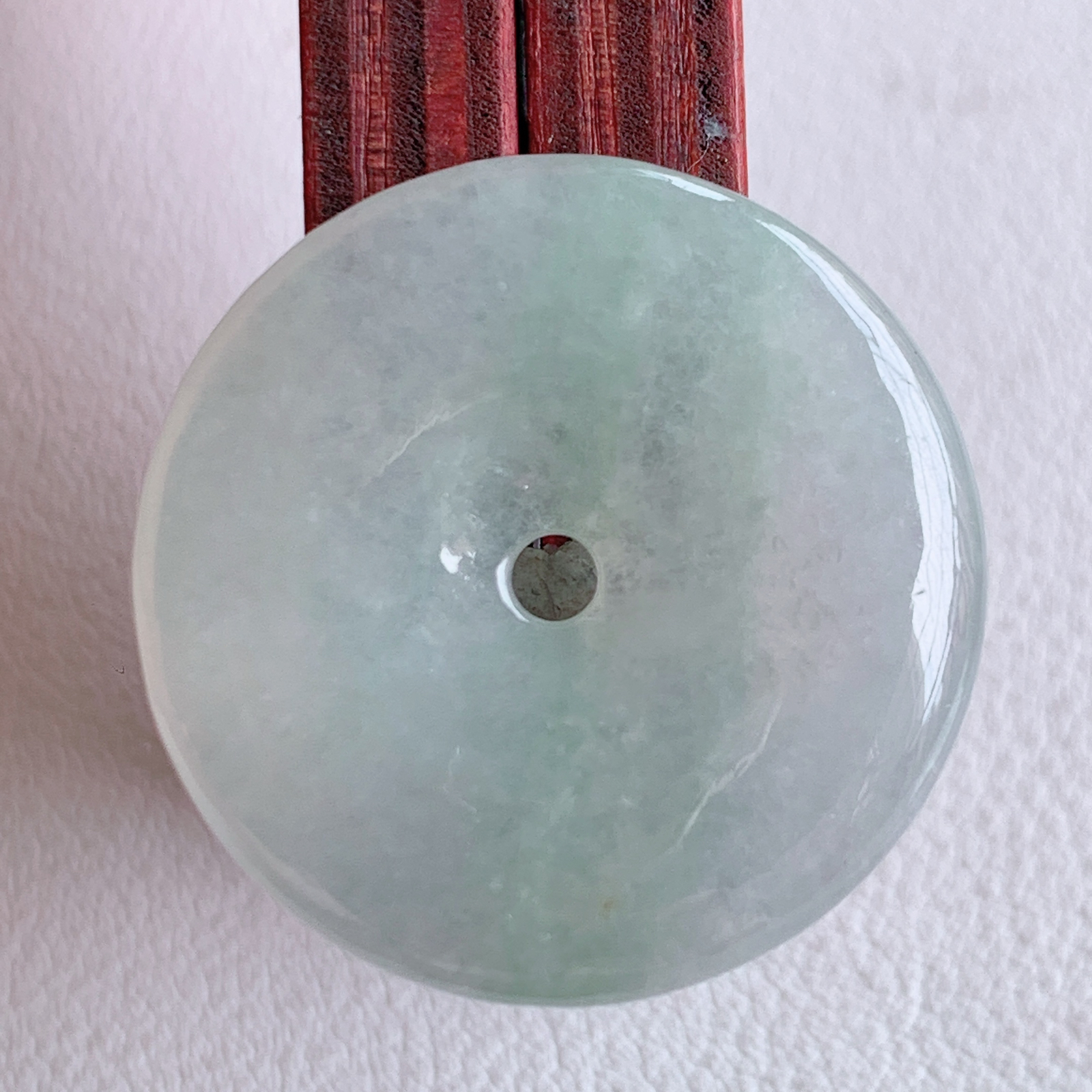 冰润平安扣吊坠，厚装饱满，冰润剔透，细腻水足，种质润泽，飘花灵动，佩戴优雅大气，W41.31   尺寸：26.5-4.8mm