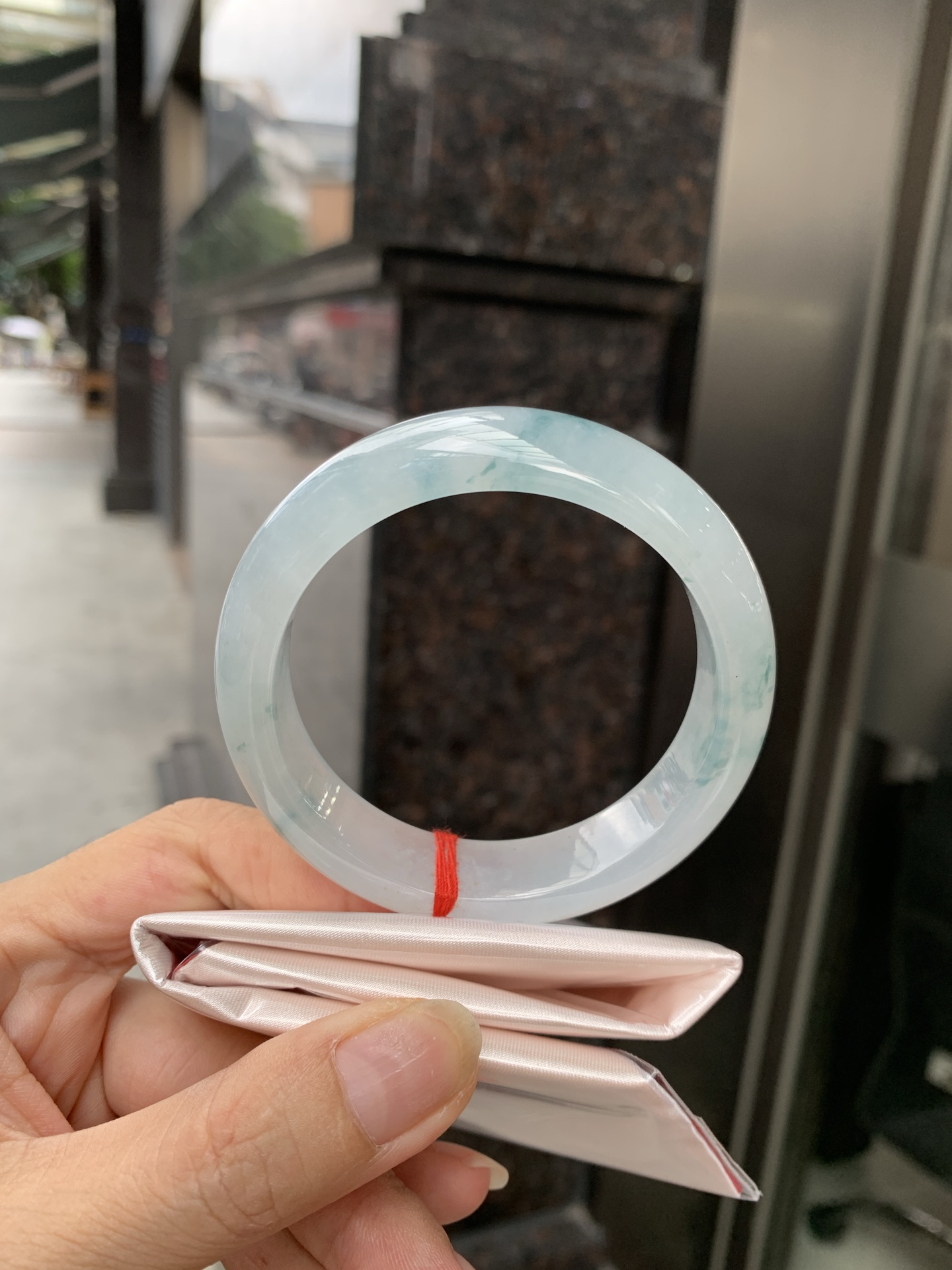 冰飘花正圈，打灯纹裂，不扣，底妆冰润细腻，冰底中开出了一朵兰花，飘花灵动飘逸，勾勒出一幅唯美诗意的山水意境画，古典优雅又秀气