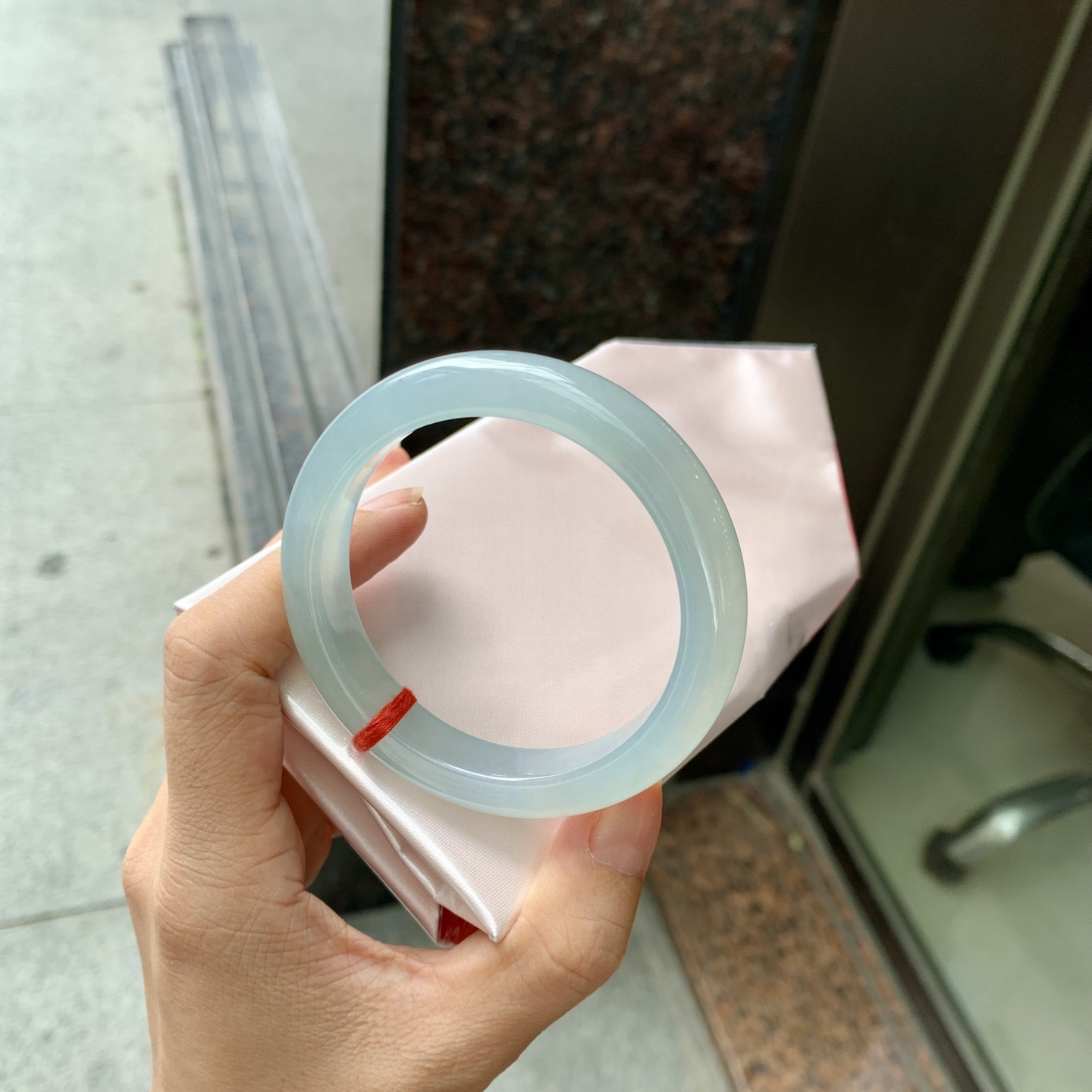 冰蓝正圈, 0801-N1281-4, 无裂，底妆胶润细腻，千变万化的冰晴蓝底色，拥有海的颜色，却散发着星空的光芒，这是一只来自冰川蓝的清冷气质仙女镯。