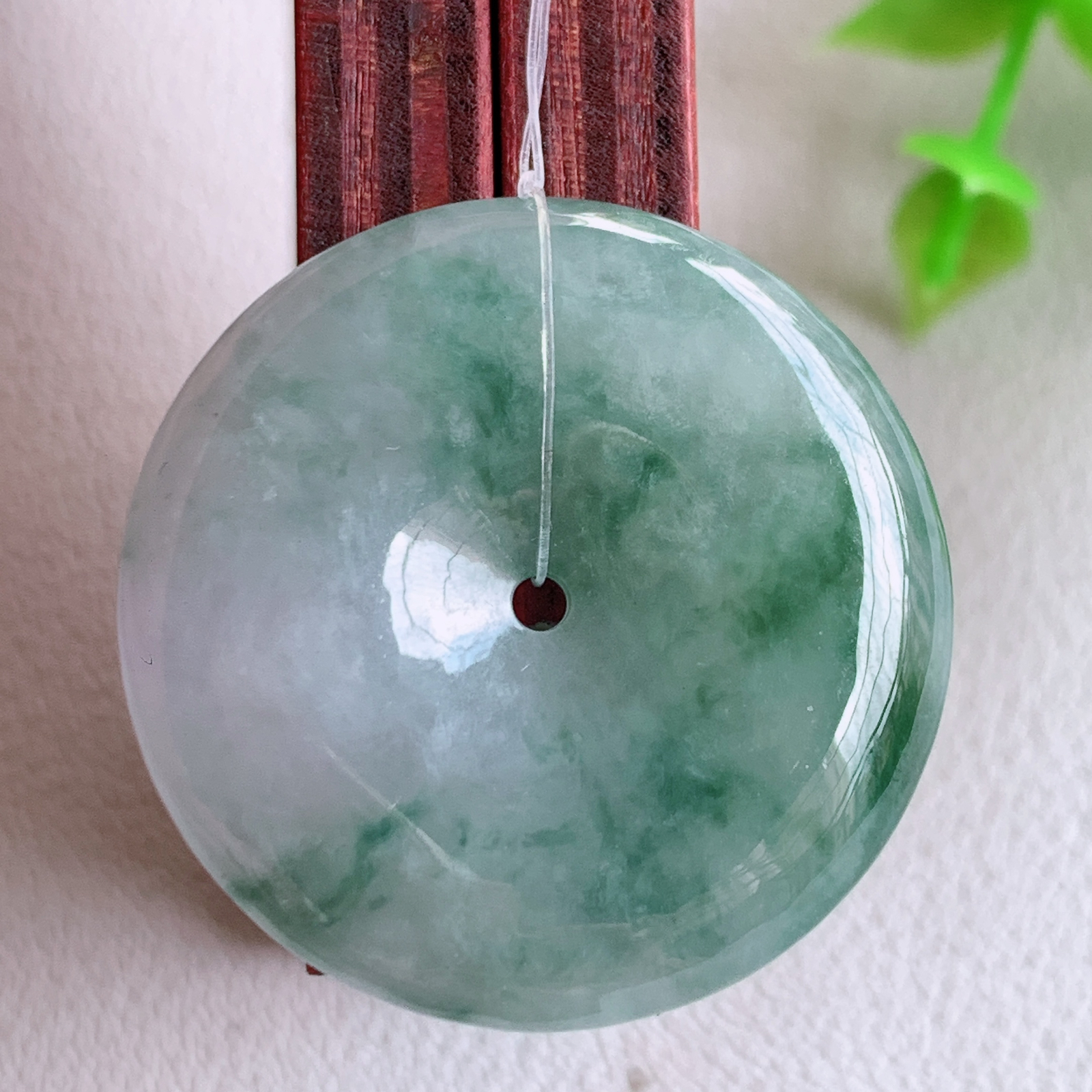 冰润飘花平安扣吊坠，厚装饱满，冰润剔透，细腻水足，种质润泽，飘花灵动，佩戴优雅大气，W49.31 尺寸：28-5.8mm