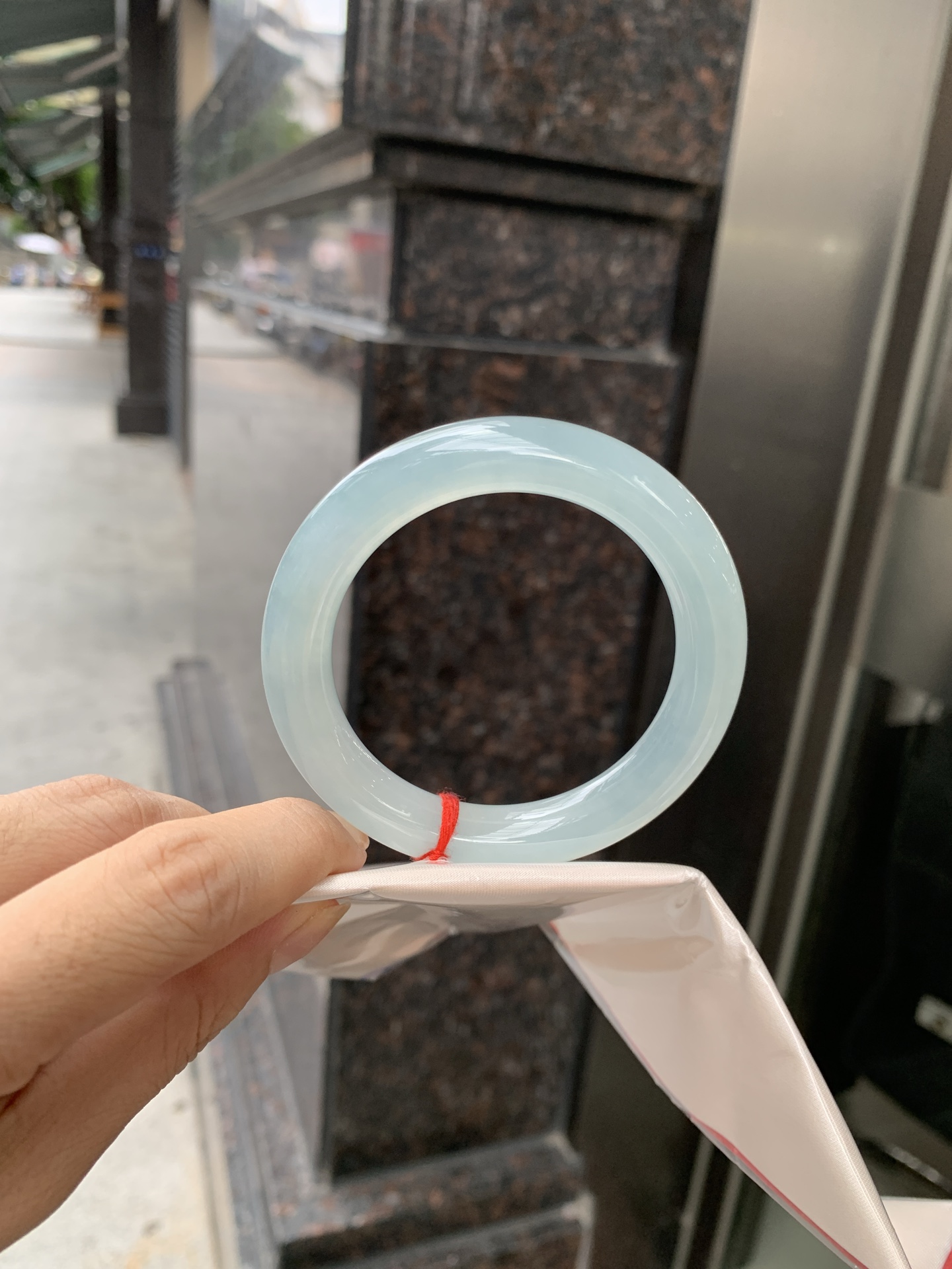 冰蓝圆条，0801-N1261，无裂，底妆胶润细腻，千变万化的冰晴蓝底色，拥有海的颜色，却散发着星空的光芒，这是一只来自冰川蓝的清冷气质仙女镯。
