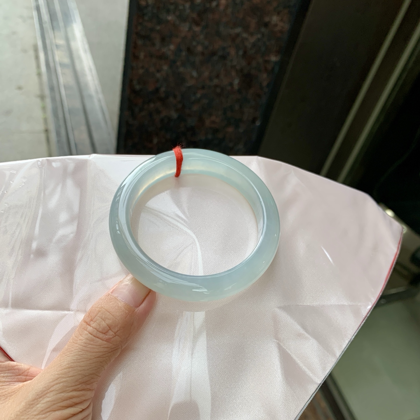 冰蓝正圈, 0801-N1281-4, 无裂，底妆胶润细腻，千变万化的冰晴蓝底色，拥有海的颜色，却散发着星空的光芒，这是一只来自冰川蓝的清冷气质仙女镯。