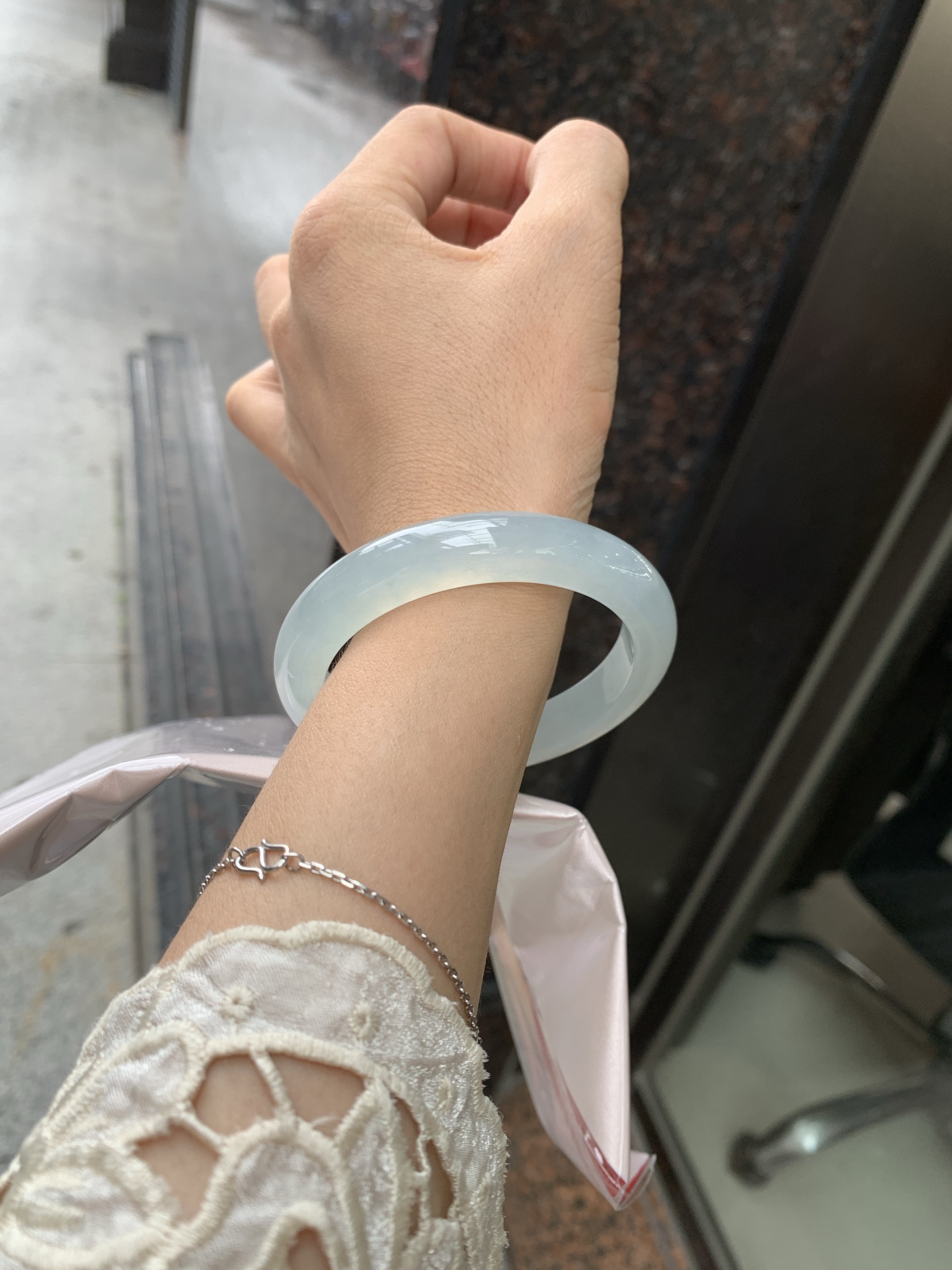 冰蓝正圈,56.3-8.1-10.9,0801-N1281-1,打灯细纹，底妆胶润细腻，千变万化的冰晴蓝底色，拥有海的颜色，却散发着星空的光芒，这是一只来自冰川蓝的清冷气质仙女镯。