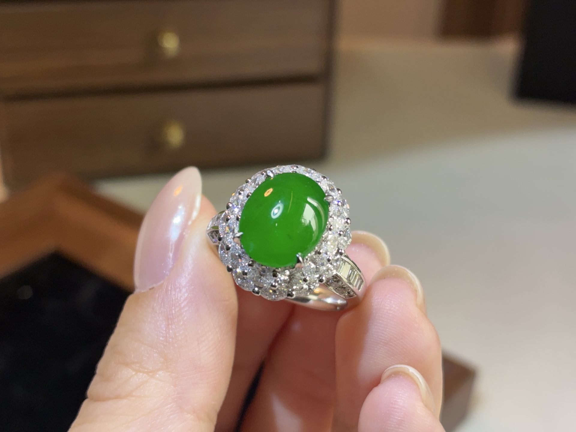 18K金镶嵌绿蛋面戒指，尺寸：15.9×14.2×10.0，裸石11×9.1×3.8，圈口14，玉韵天成，传家藏珍