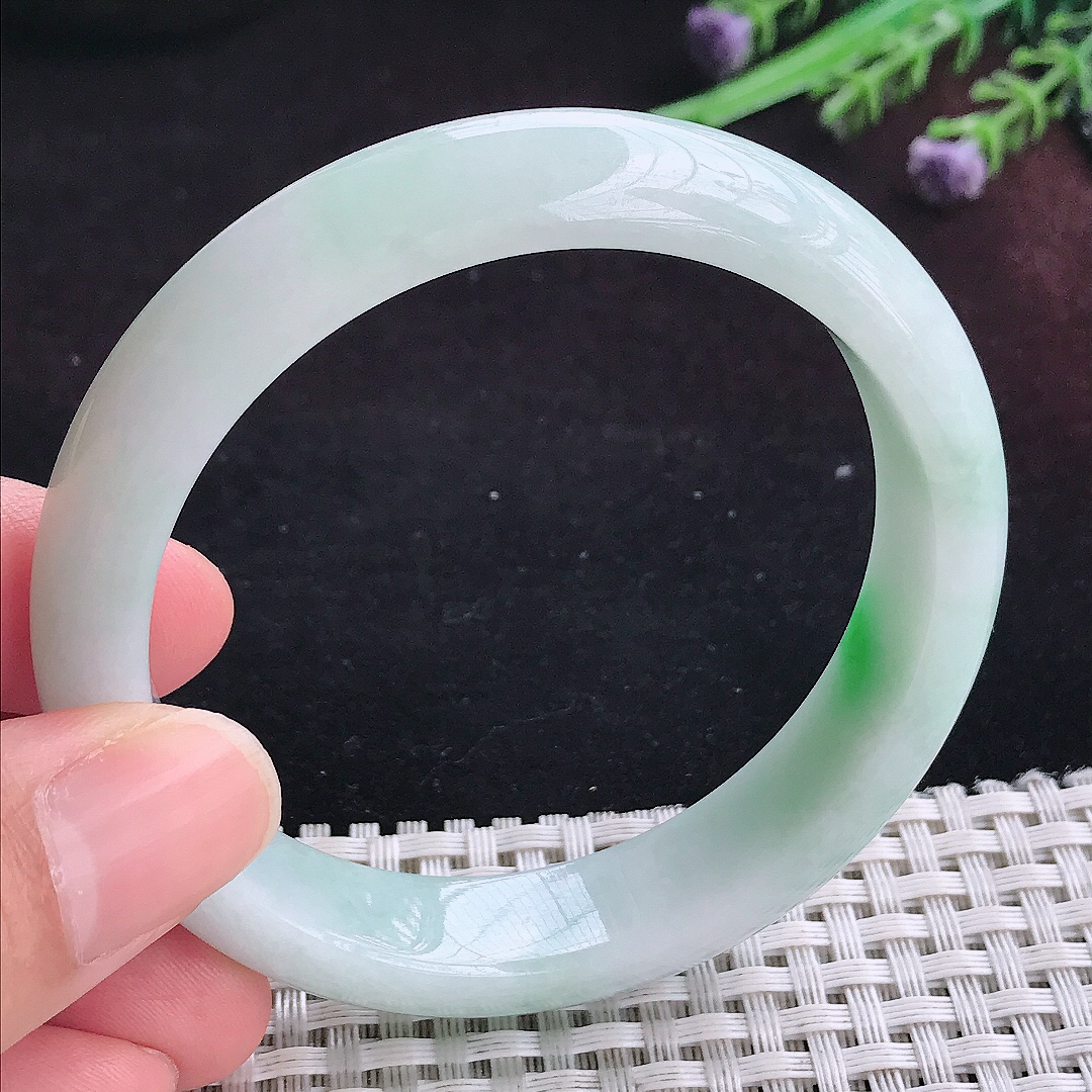 实拍A货翡翠56.5/13.3/8老坑精美温润飘阳绿手镯宽边玉镯平安镯百搭