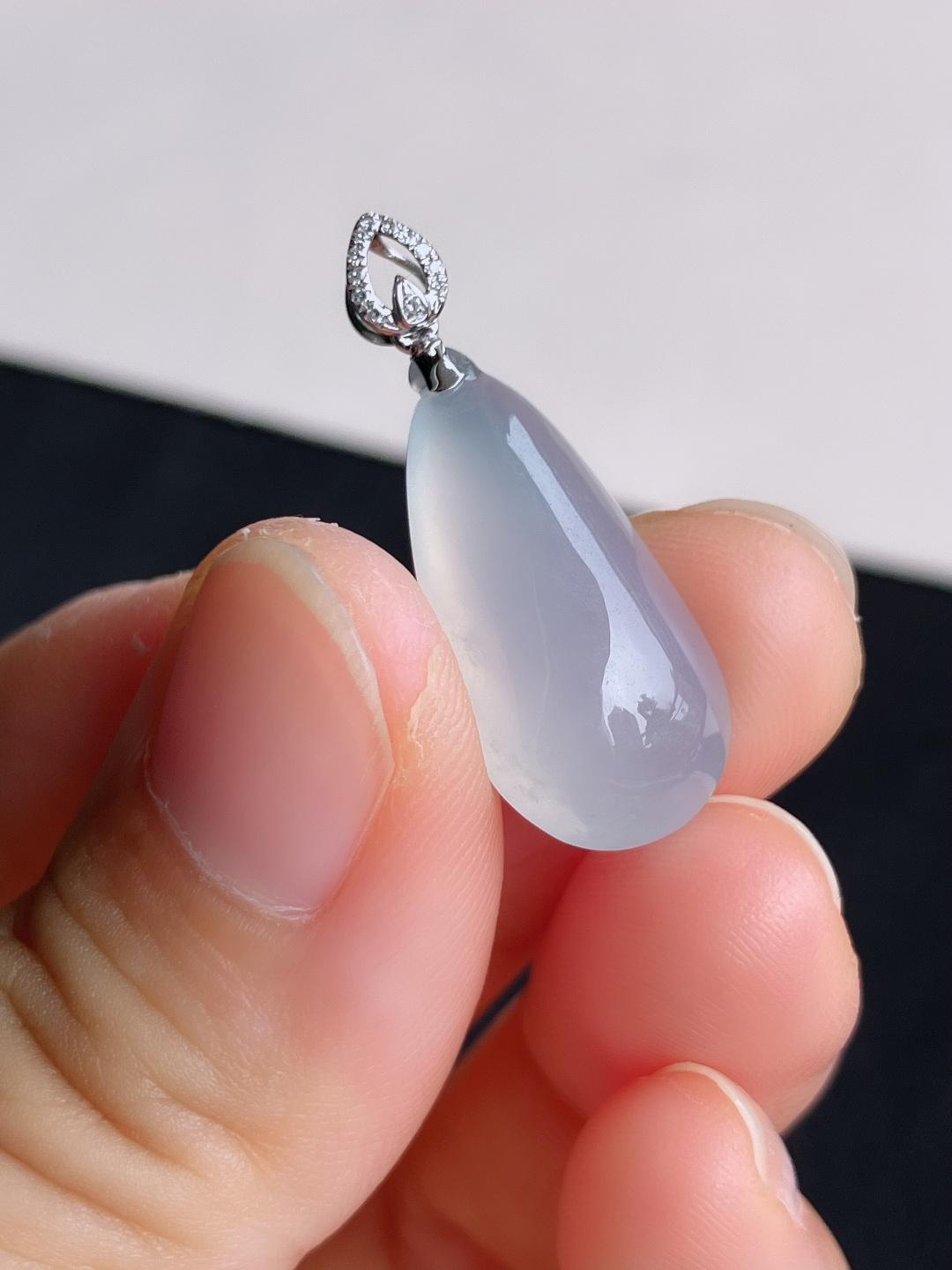 白冰水滴吊坠，简约时尚，尺寸28.8/21.6/11.3/6.8/自然光实拍