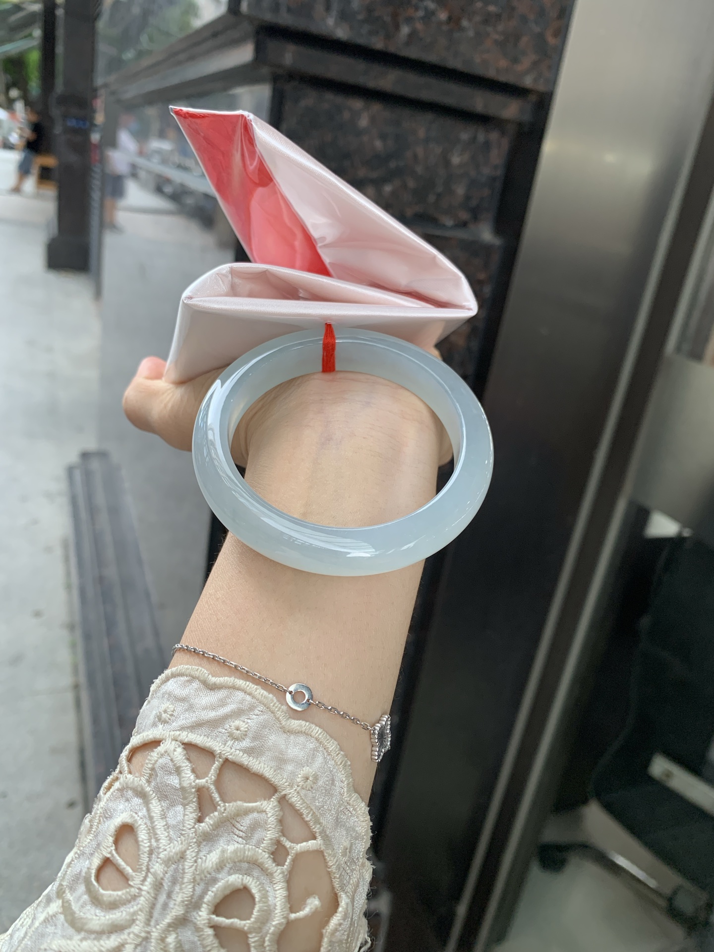 冰蓝正圈, 0801-N1281-4, 无裂，底妆胶润细腻，千变万化的冰晴蓝底色，拥有海的颜色，却散发着星空的光芒，这是一只来自冰川蓝的清冷气质仙女镯。