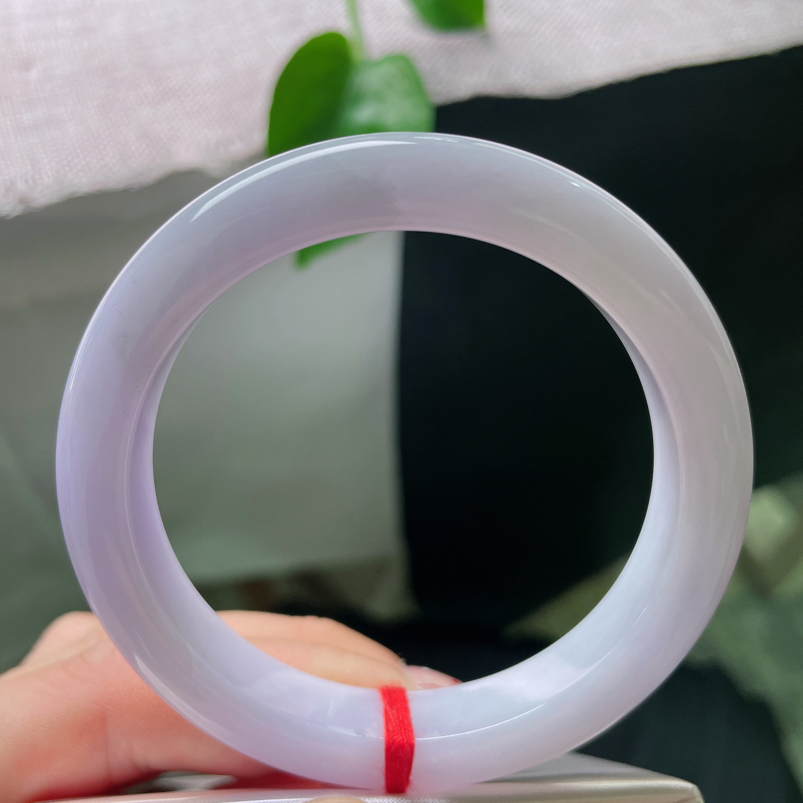 56/11.1/8.4，紫罗兰正圈，像是把暮色揉碎了，戴在手上，连心跳都变温柔。皮纹，ss56870a