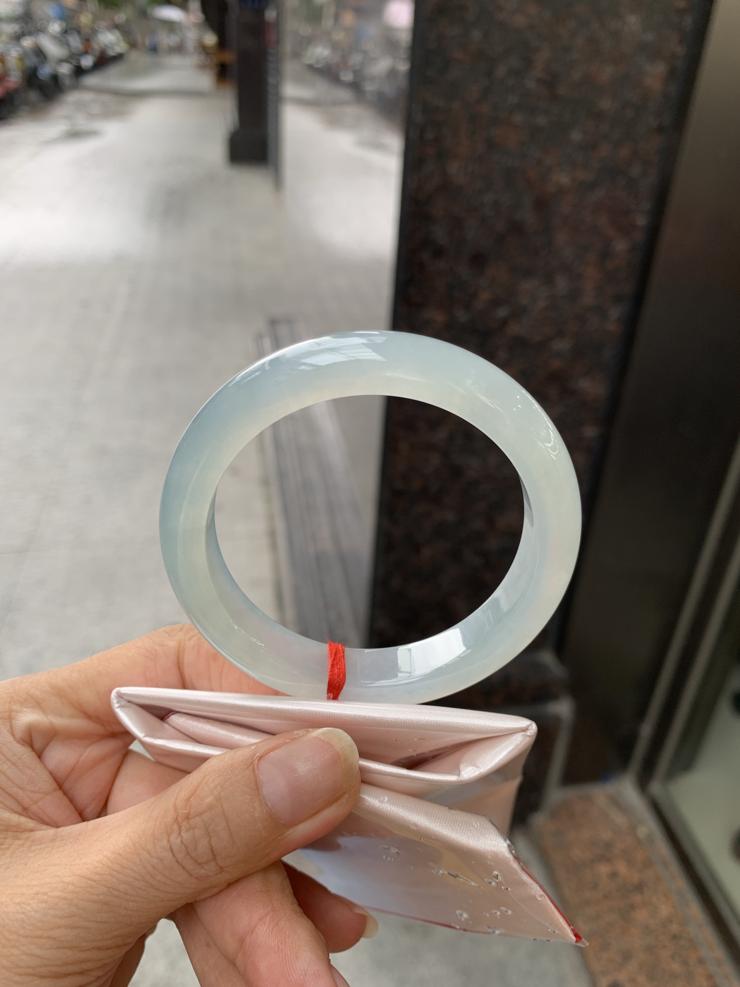 冰蓝正圈, 0801-N1281-4, 无裂，底妆胶润细腻，千变万化的冰晴蓝底色，拥有海的颜色，却散发着星空的光芒，这是一只来自冰川蓝的清冷气质仙女镯。
