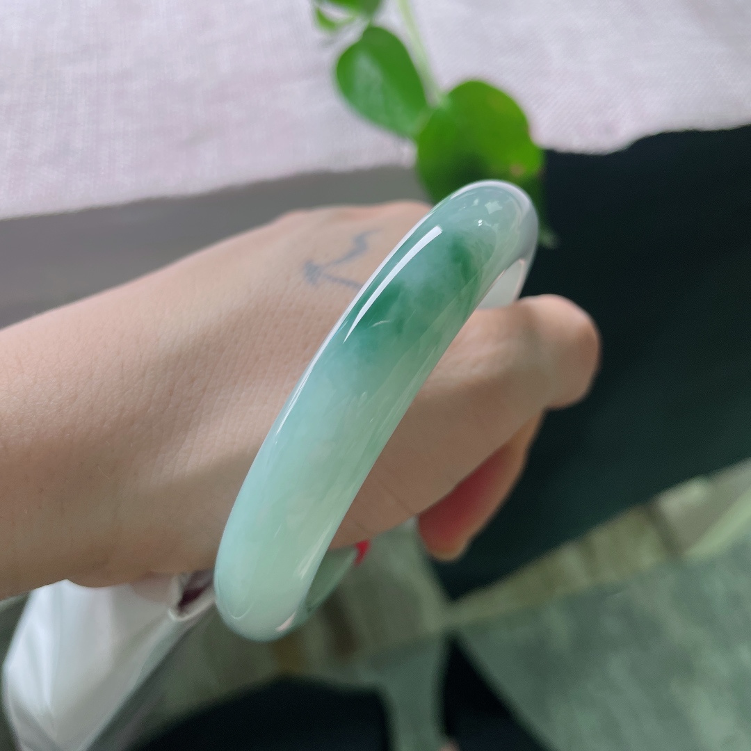 58.2/12/9，飘花正圈，无裂，浅玉浸晴光，碧丝卧环底。一抹飘花徐徐舒展，腕间清风，恬淡自在。ss56288a