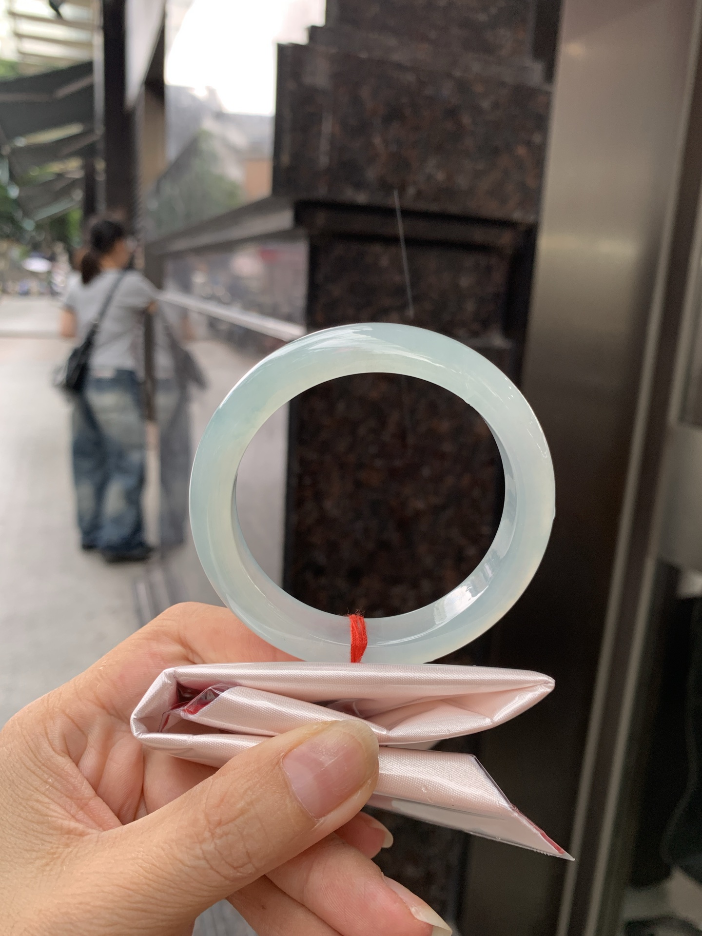 冰蓝飘花正圈, 0801-N1281-2, 无裂，底妆冰润细腻，碎花灵动像是被风吹散的蓝墨水，恰似春夜星河落入腕间🪸
