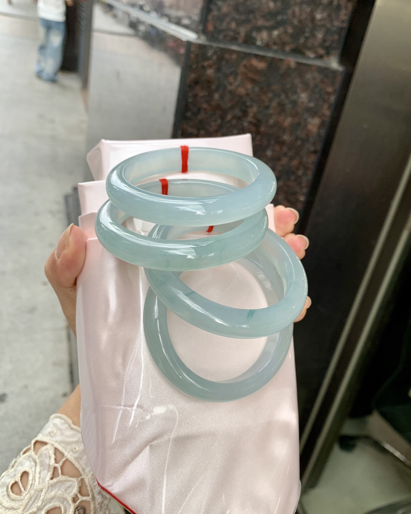 冰蓝正圈, 0801-N1281-4, 无裂，底妆胶润细腻，千变万化的冰晴蓝底色，拥有海的颜色，却散发着星空的光芒，这是一只来自冰川蓝的清冷气质仙女镯。