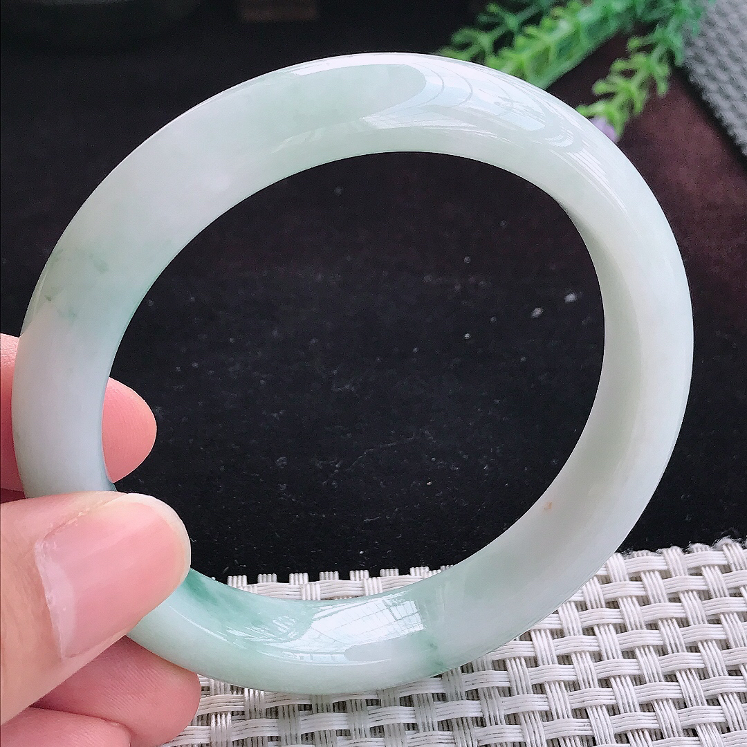 实拍A货翡翠60.5/13.8/9.3大圈口精美温润飘花手镯宽边玉镯平安镯百搭