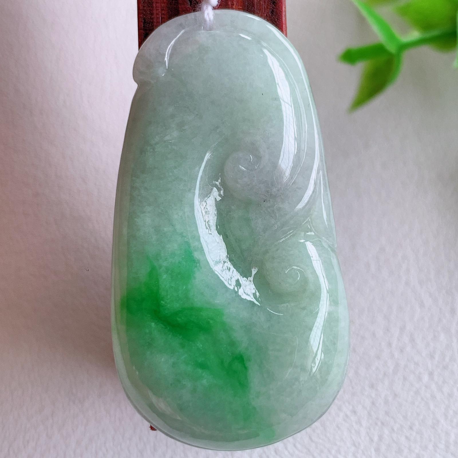 冰润飘绿吉祥如意翡翠吊坠  寓意“万事如意，吉祥如意,福寿绵长 心想事成”饱满大气，通透水润  W415.31 尺寸：40.6-21.8-5.5mm