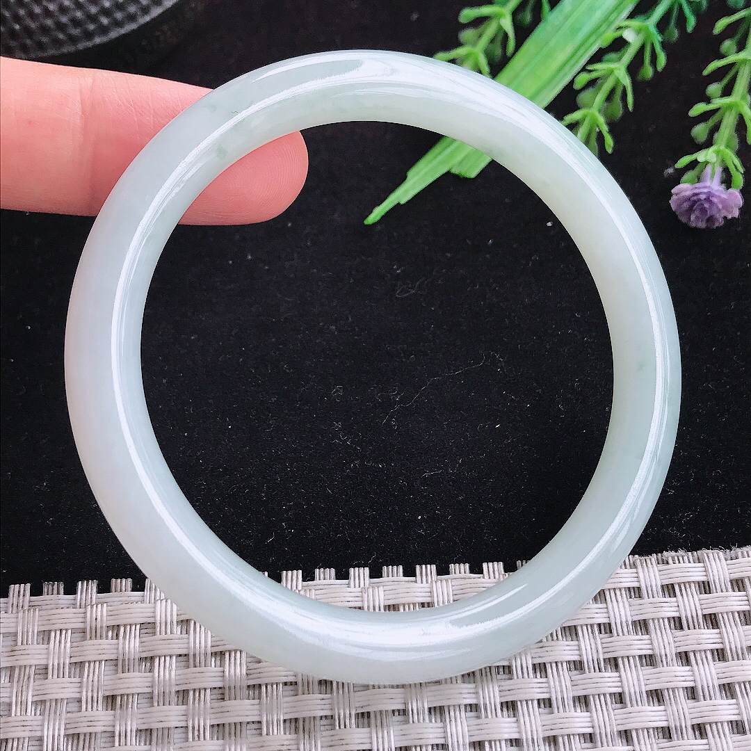 实拍A货翡翠57/8.2/8.4老坑秀气冰润飘花圆条手镯叮当镯平安镯百搭