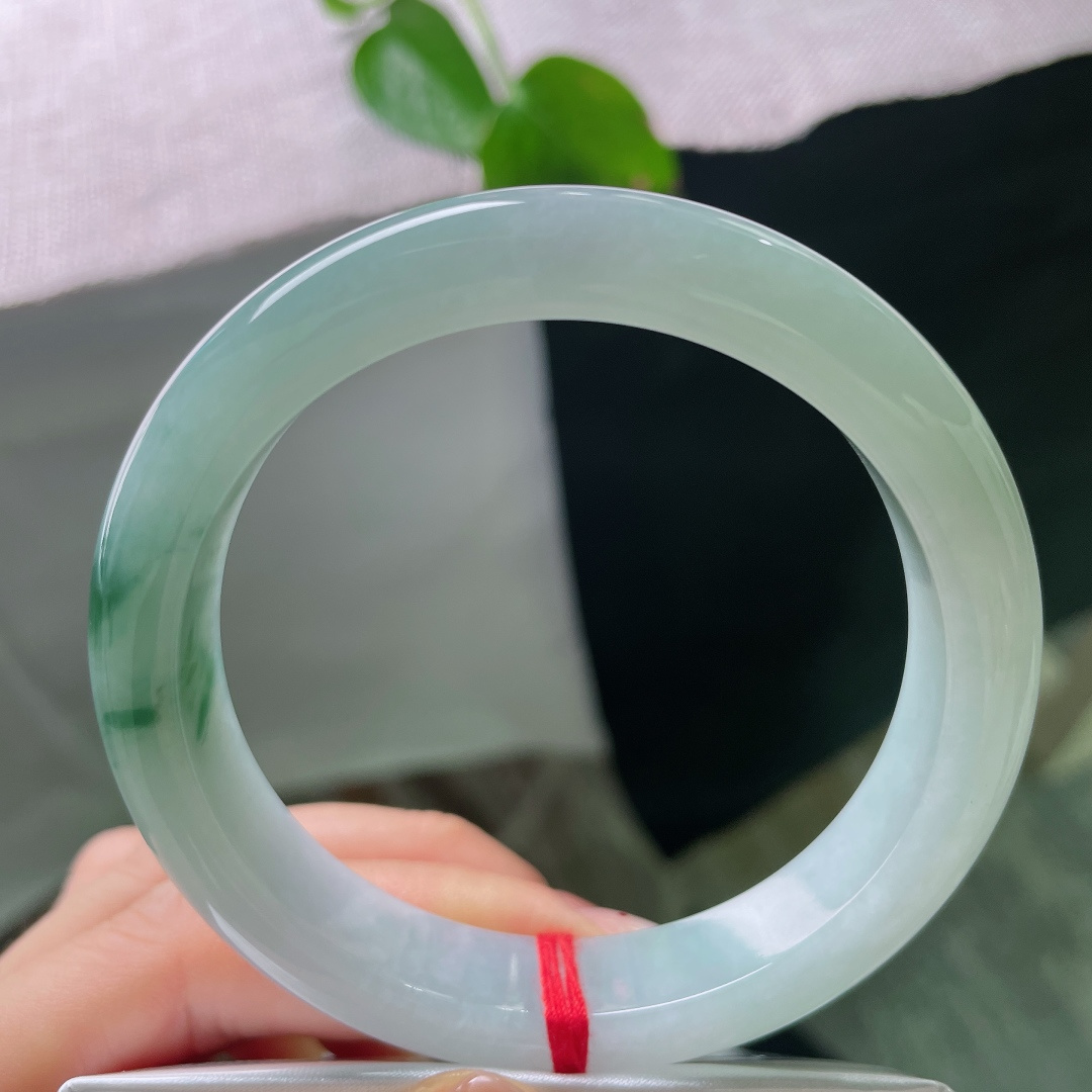 58.2/12/9，飘花正圈，无裂，浅玉浸晴光，碧丝卧环底。一抹飘花徐徐舒展，腕间清风，恬淡自在。ss56288a