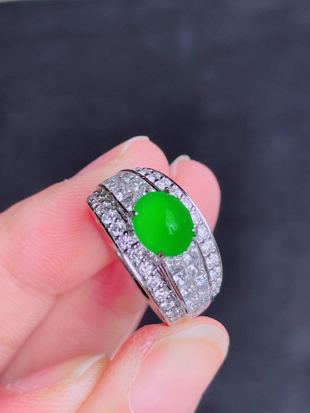 高冰绿蛋面戒指 晶莹剔透，新颖时尚，品相，5-7.3-5