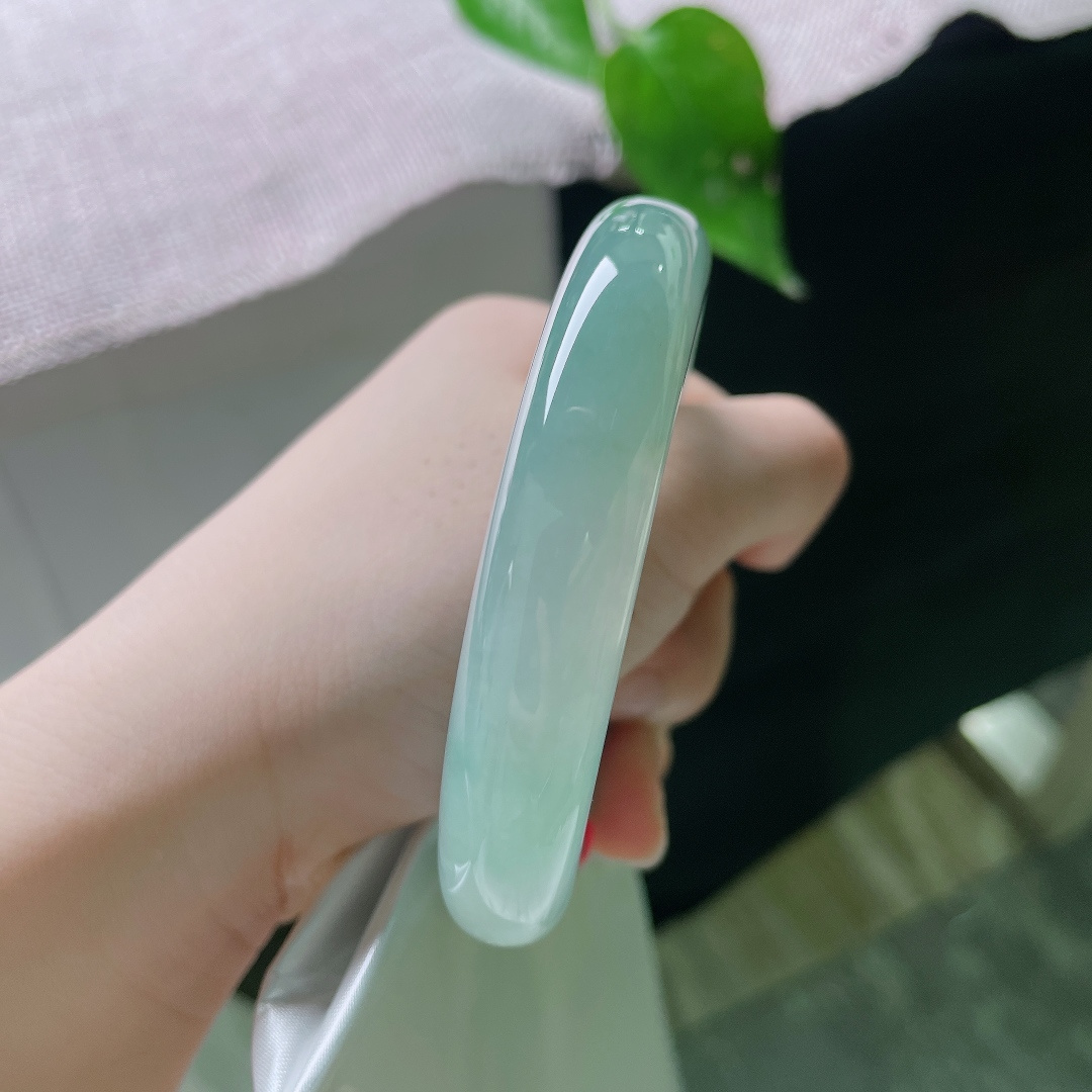 58.6/12.6/8.7，飘花正圈，温柔蓝调玉底晕开写意飘花，水墨氛围感拉满，小众不撞款，清冷美人专属。无裂，ss56015a