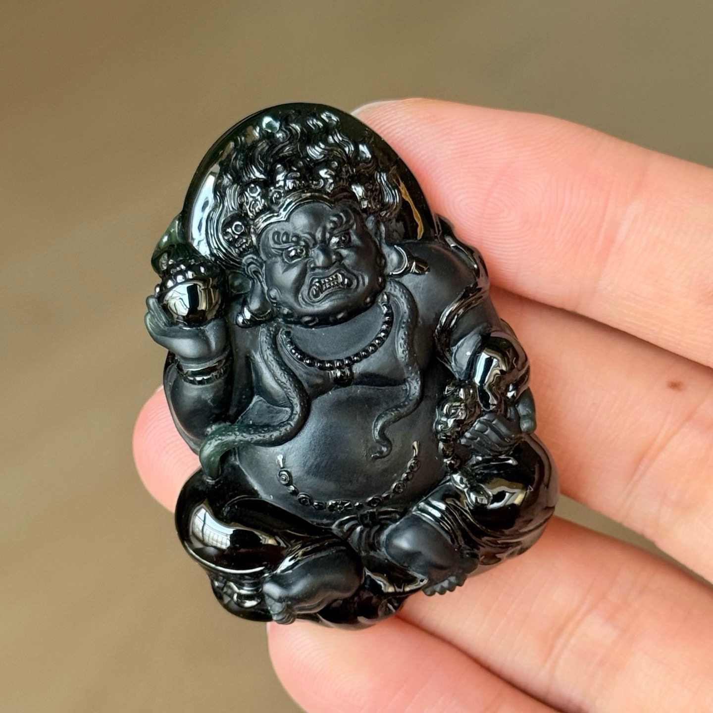 精品墨翠黄财神 种好色正 黑度极好 打灯通透 油性十足  尺寸46.5