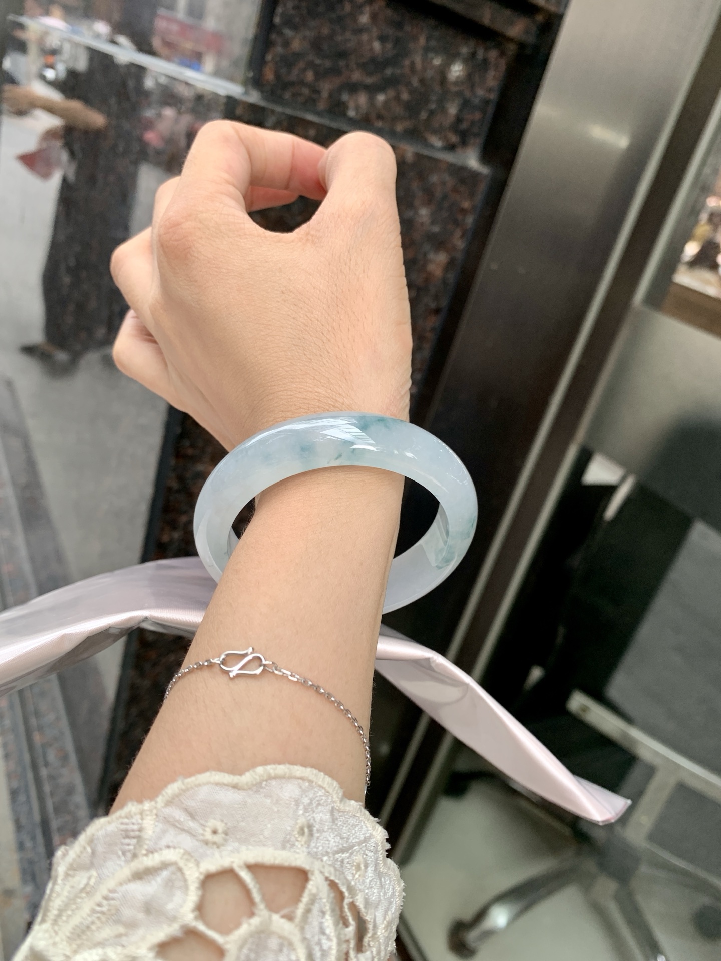 冰飘花正圈，打灯纹裂，不扣，底妆冰润细腻，冰底中开出了一朵兰花，飘花灵动飘逸，勾勒出一幅唯美诗意的山水意境画，古典优雅又秀气