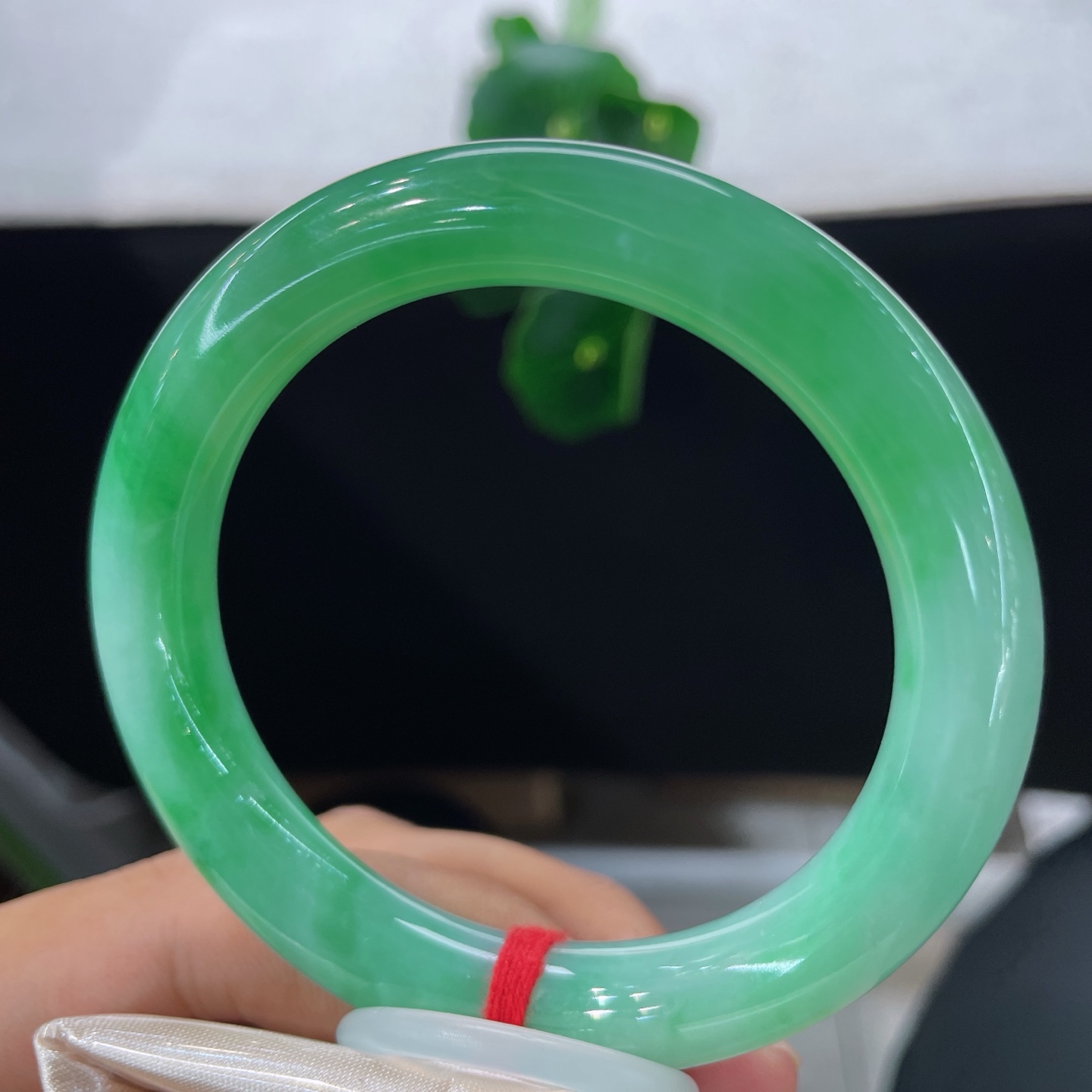 圈口54.8/10.8/9.8，满绿圆条，正圈56/57可戴，仿若春潭漾翠，质地澄澈。满圈鲜翠温润交融，色泽浓艳。无裂。