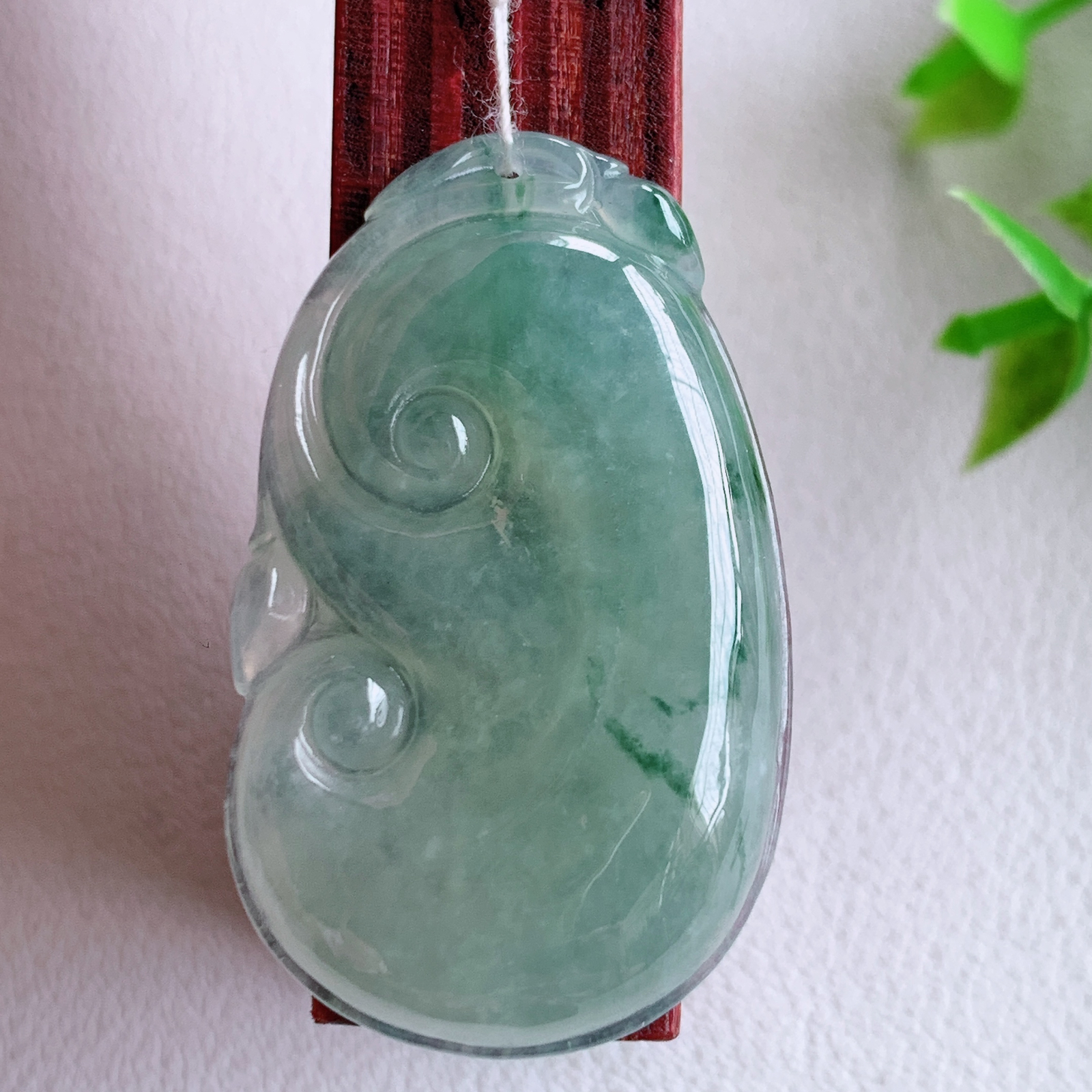 冰润飘花吉祥如意翡翠吊坠  寓意“万事如意，吉祥如意,福寿绵长 心想事成”饱满大气，通透水润  W415.31  尺寸：36.5-22-6mm