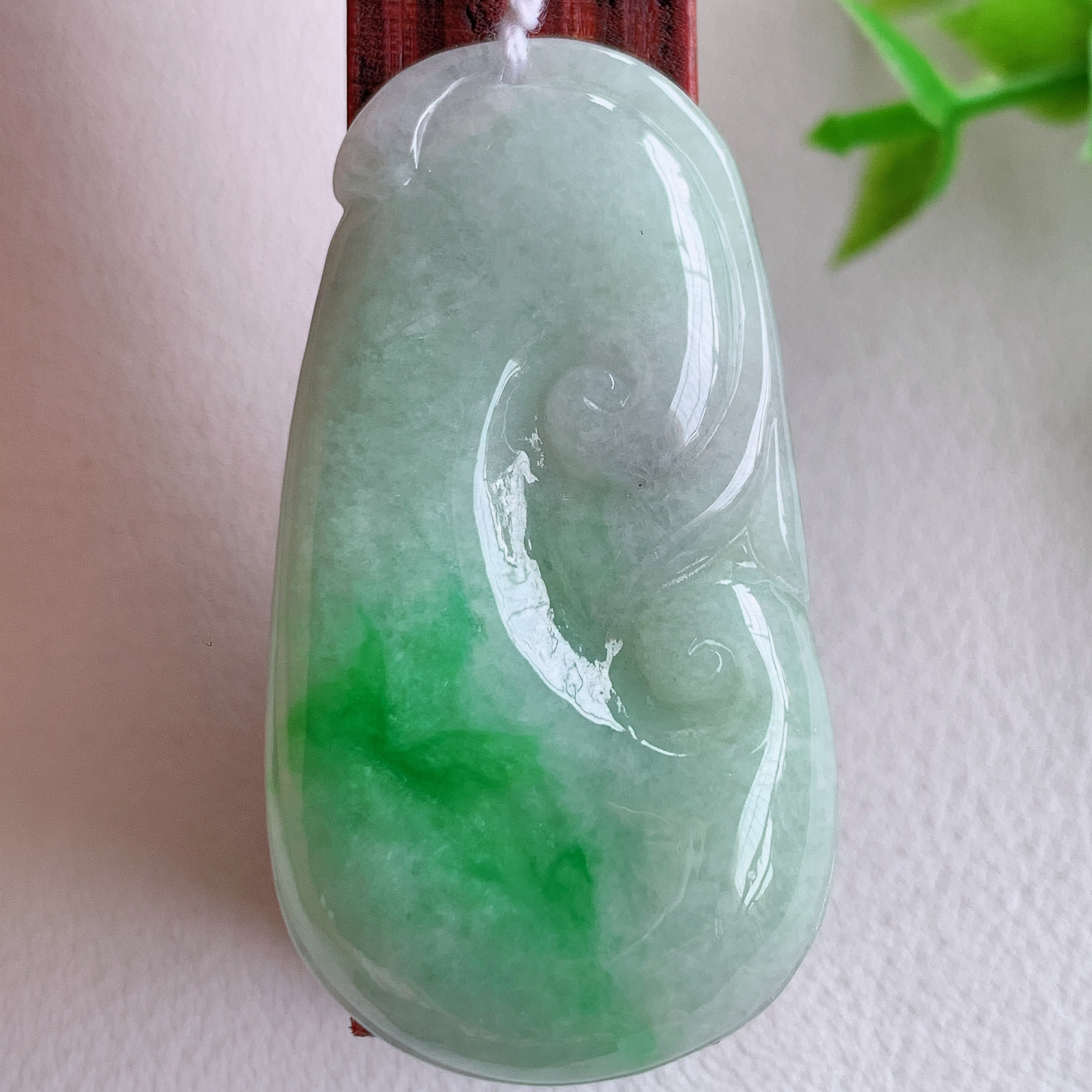 冰润飘绿吉祥如意翡翠吊坠  寓意“万事如意，吉祥如意,福寿绵长 心想事成”饱满大气，通透水润  W415.31 尺寸：40.6-21.8-5.5mm