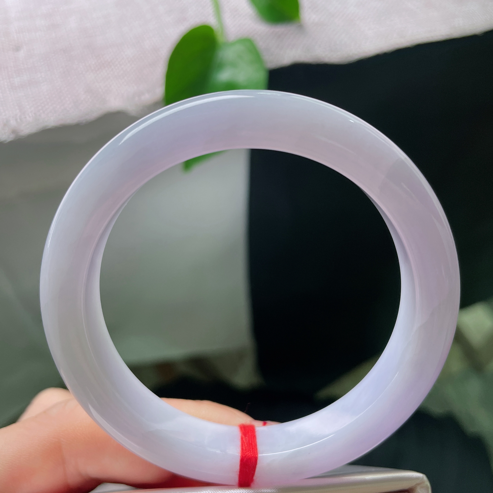 56/11.1/8.4，紫罗兰正圈，像是把暮色揉碎了，戴在手上，连心跳都变温柔。皮纹，ss56870a