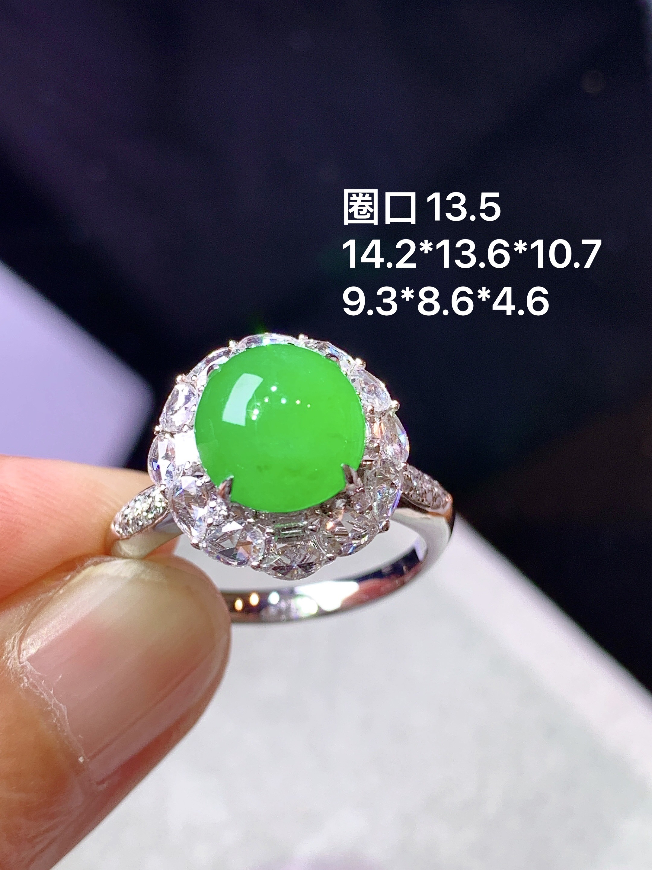 18k金钻镶嵌冰阳绿蛋面戒指 玉质细腻 色泽艳丽清新 水润亮眼 圈口13.5 整体尺寸14.2*13.6*10.7 h1