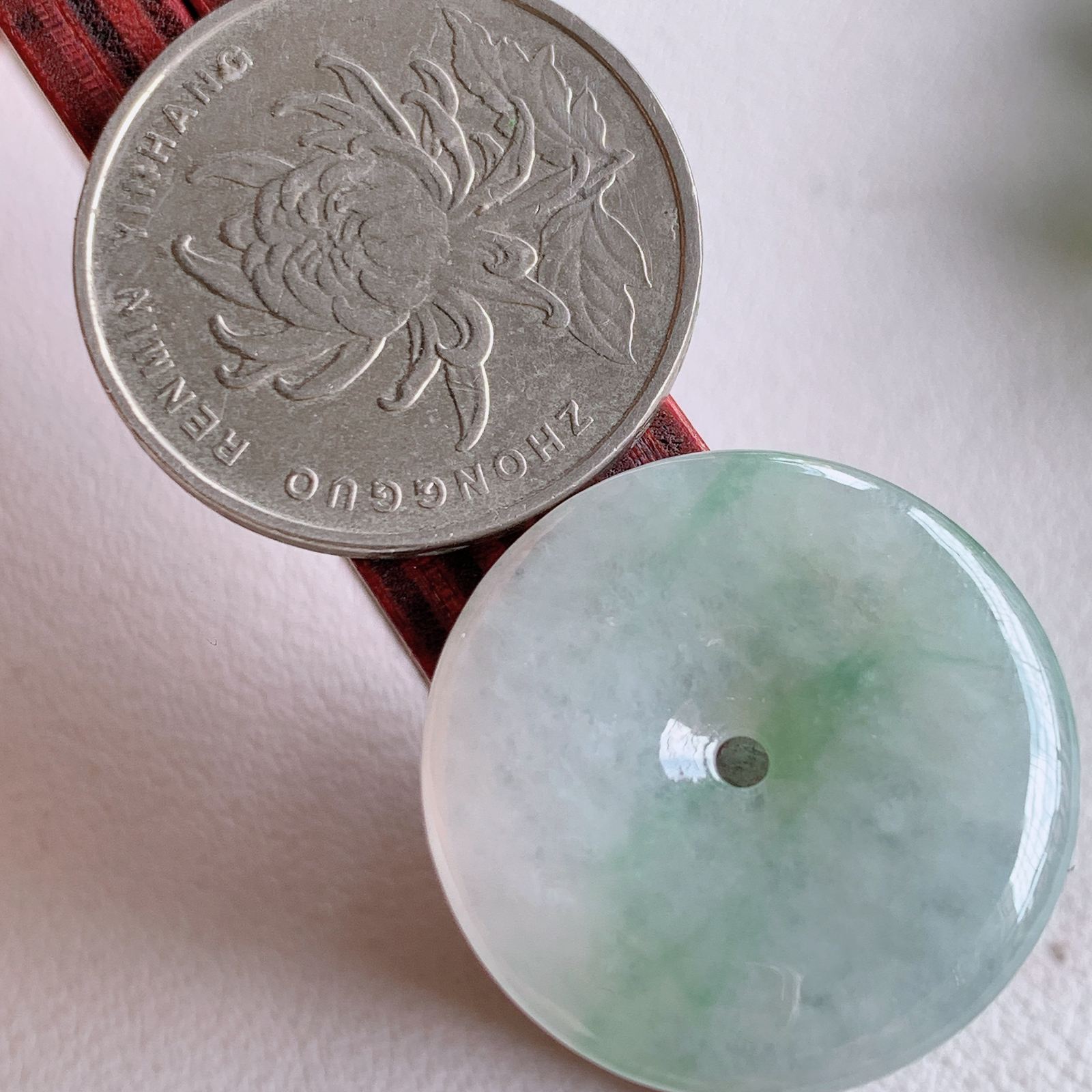冰润飘花平安扣吊坠，厚装饱满，冰润剔透，细腻水足，种质润泽，飘花灵动，佩戴优雅大气，W41.31   尺寸：24.3-4.5mm