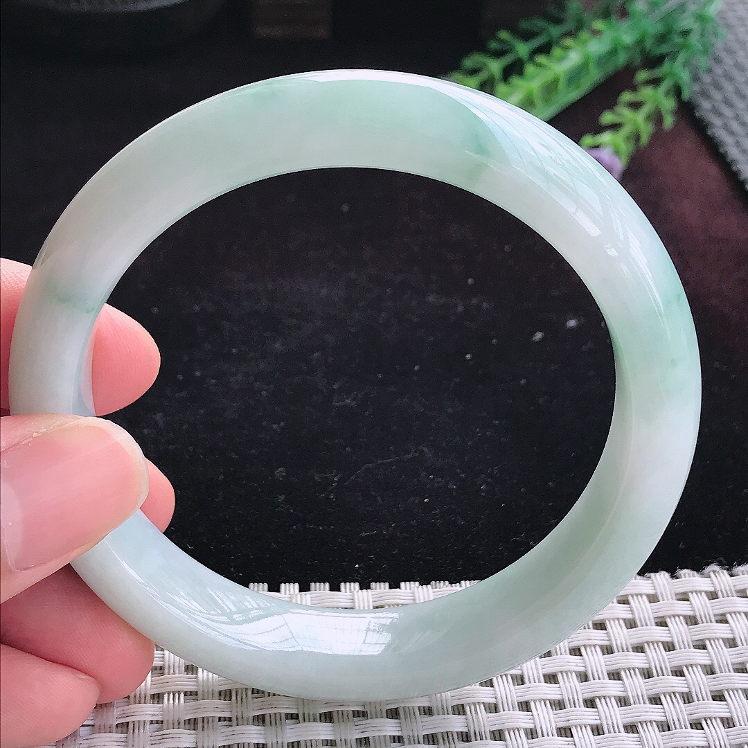 实拍A货翡翠60.5/13.8/9.3大圈口精美温润飘花手镯宽边玉镯平安镯百搭