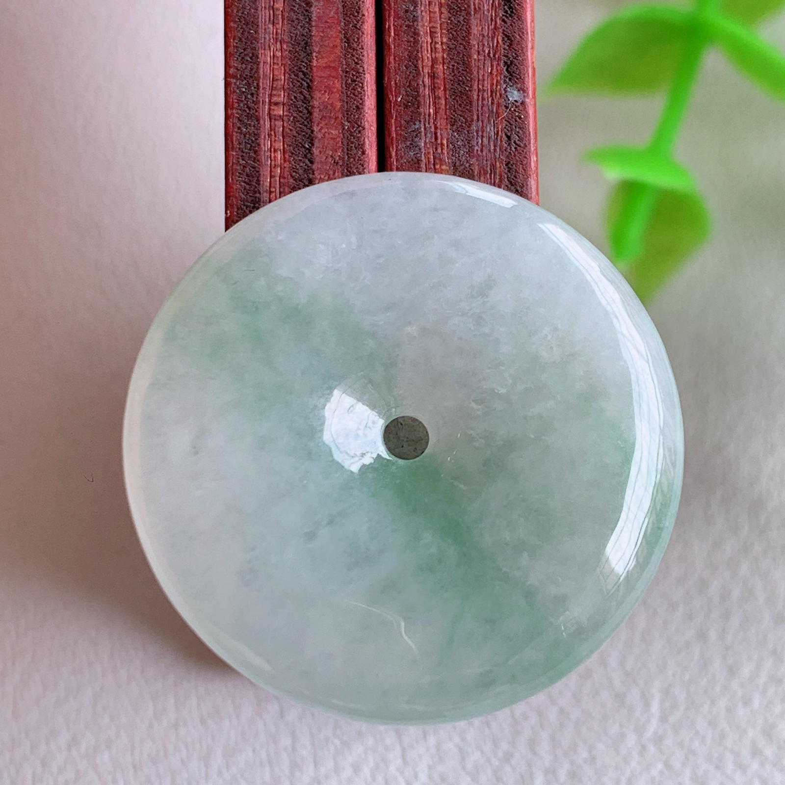 冰润飘花平安扣吊坠，厚装饱满，冰润剔透，细腻水足，种质润泽，飘花灵动，佩戴优雅大气，W41.31  