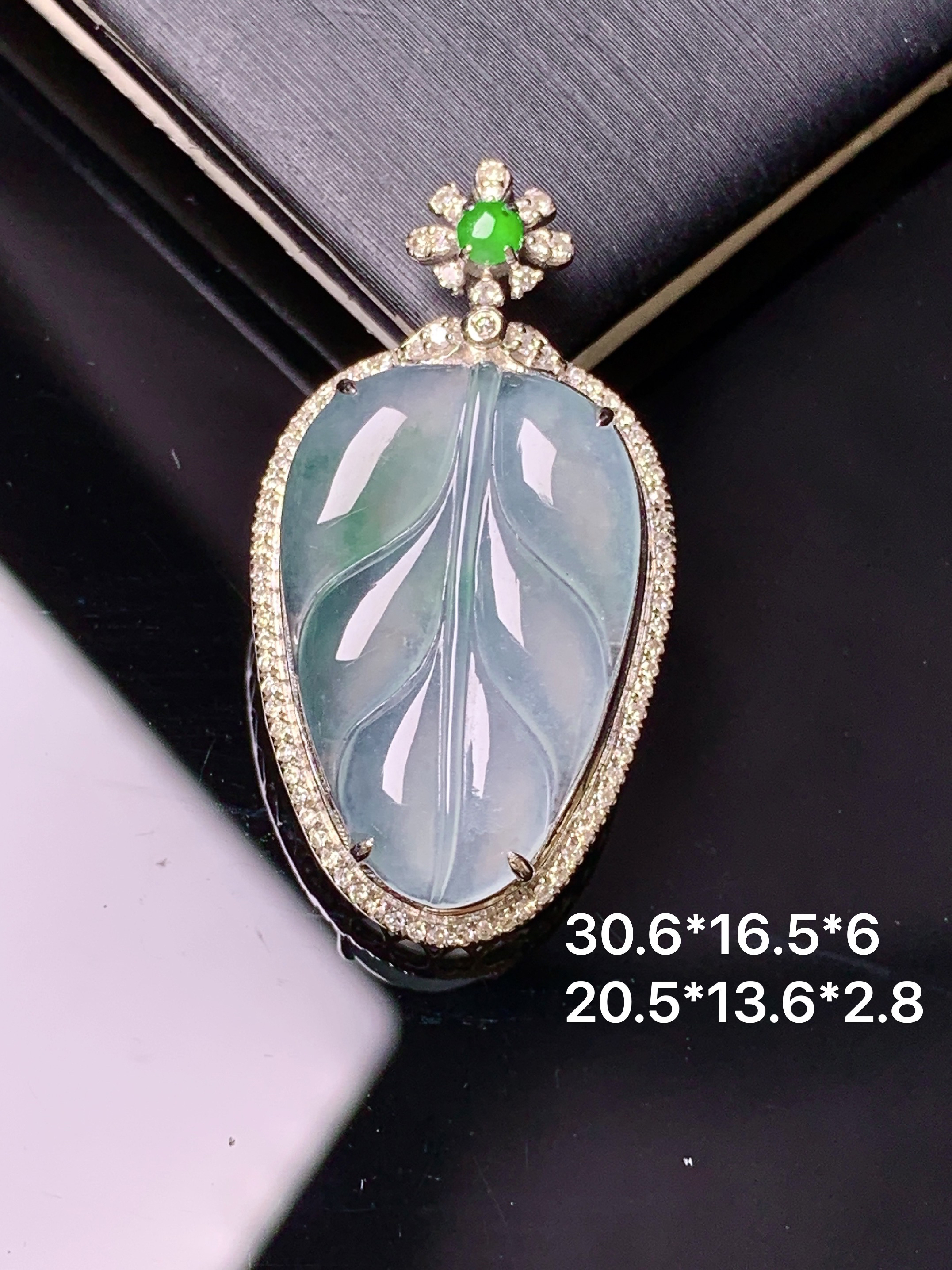 18k金钻镶嵌冰种树叶吊坠 玉质细腻 色泽艳丽清新 水润亮眼 整体尺寸30.6*16.5*6 k1